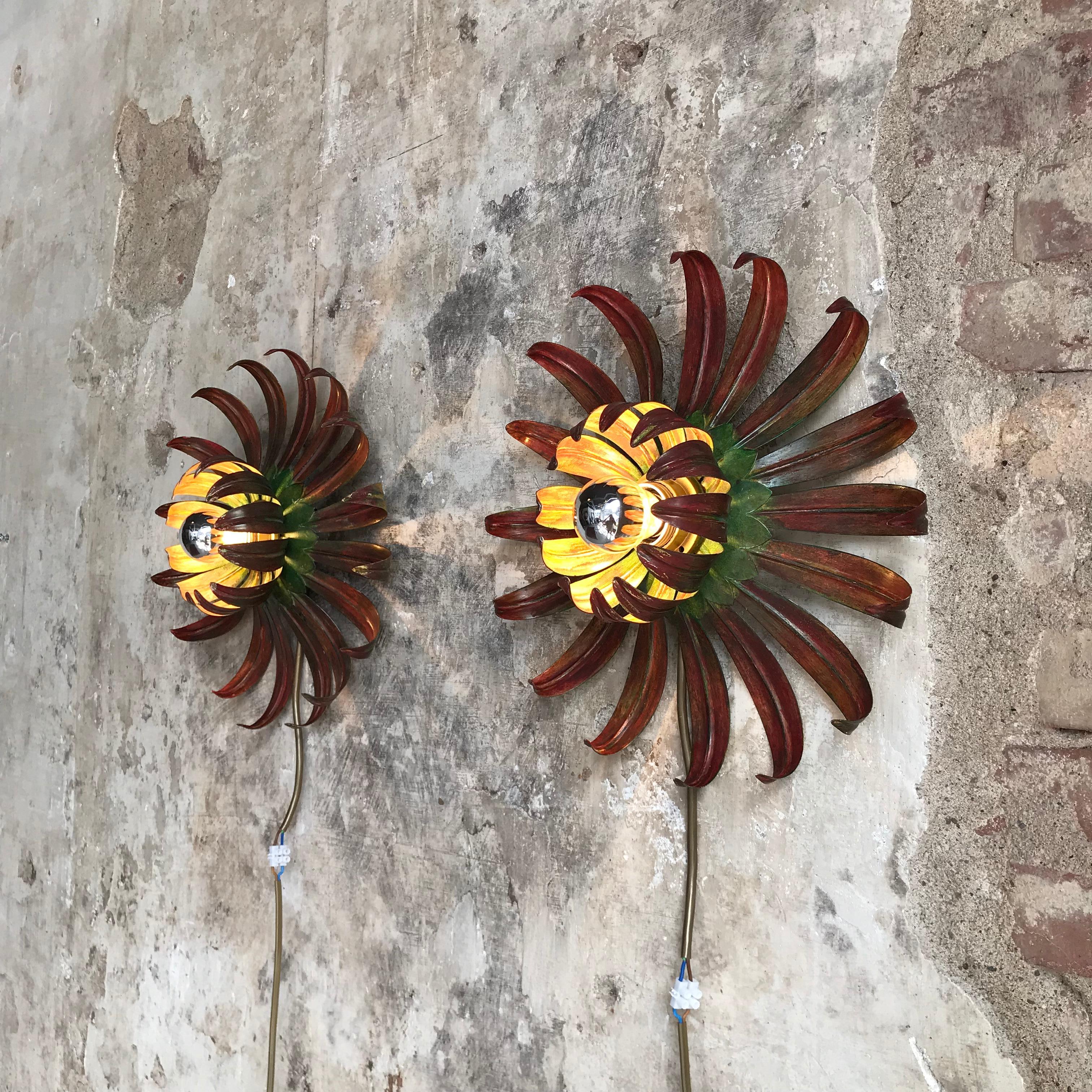 Wonderful set of two polychromed metal palmtree leaf wall lamps or sconces. Very beautiful decorative and lighting effect! Nice vintage condition!
These lamps are attributed to Hans Kögl, Germany.

Measurements:
Ø 33 cm
H 11 cm.
 