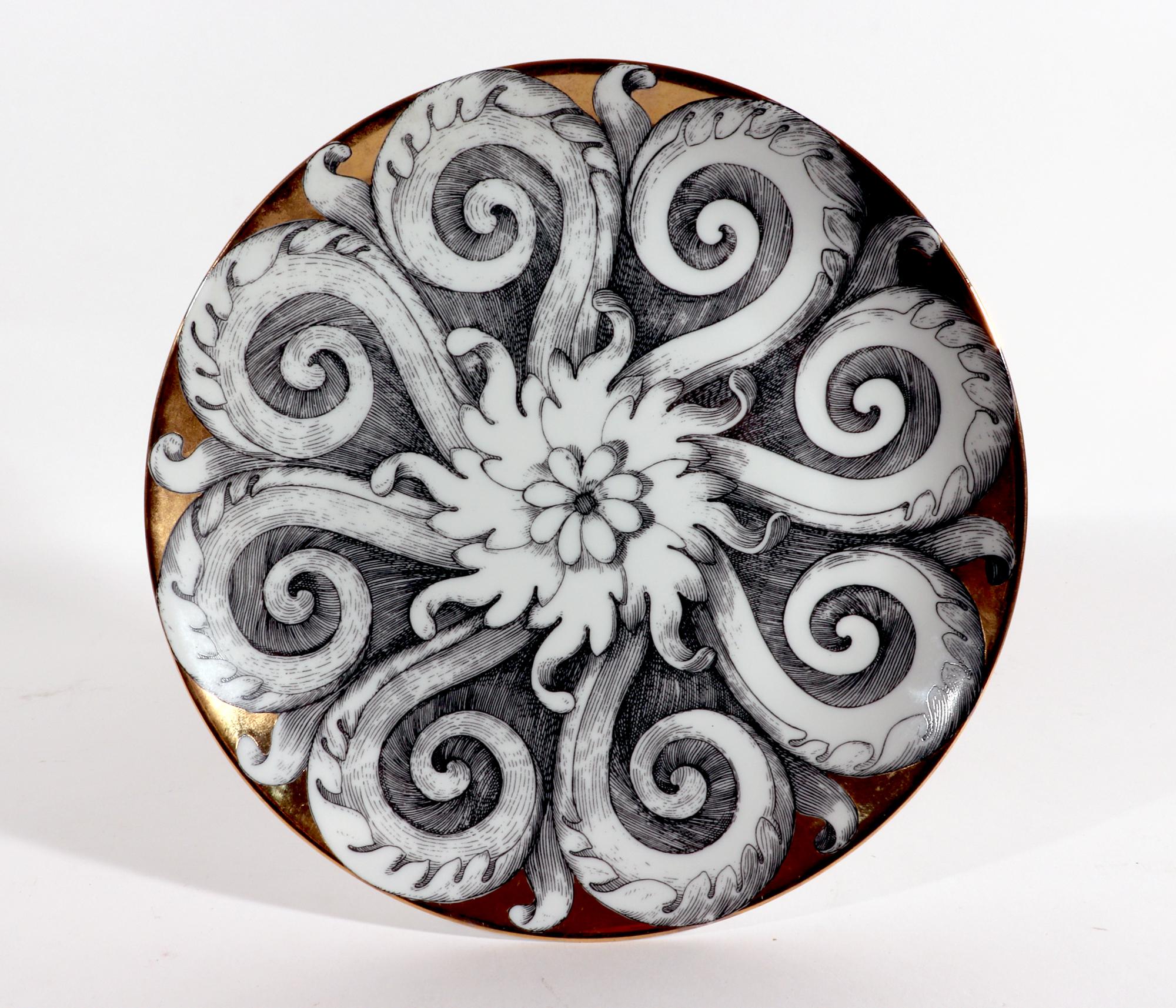 Mid-Century Modern Ensemble d'assiettes vintage en porcelaine à motifs Rosoni de Piero Fornasetti - Rosettes en vente