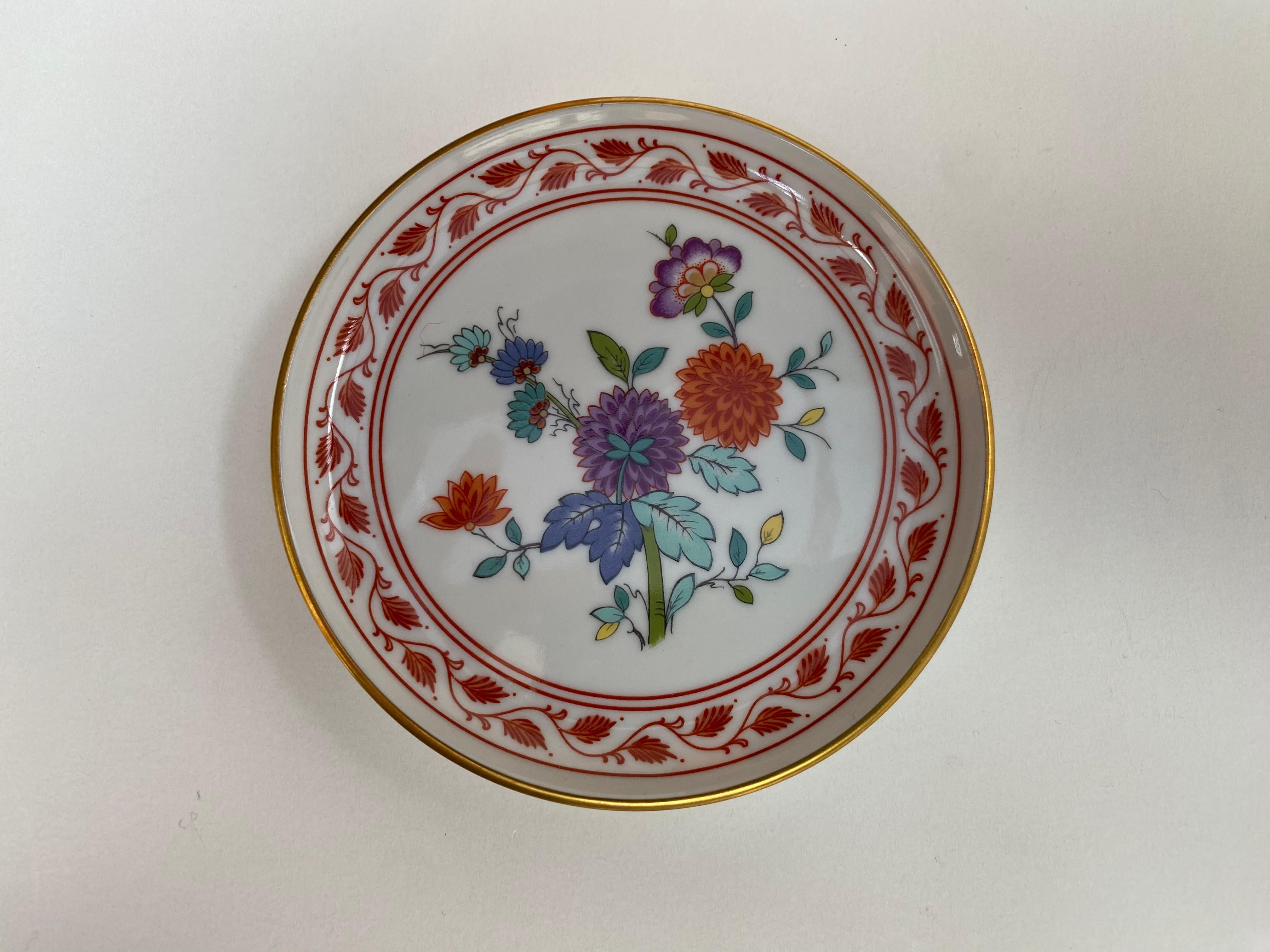 AK Kaiser West Germany Porcelain covered plates ‘Taijuan’ Pattern, 1970.

The set consists of 6 pieces.

Stamped and numbered on the back. 

They feature gold rims as well as some gold applied on the flowers inside. The design is called