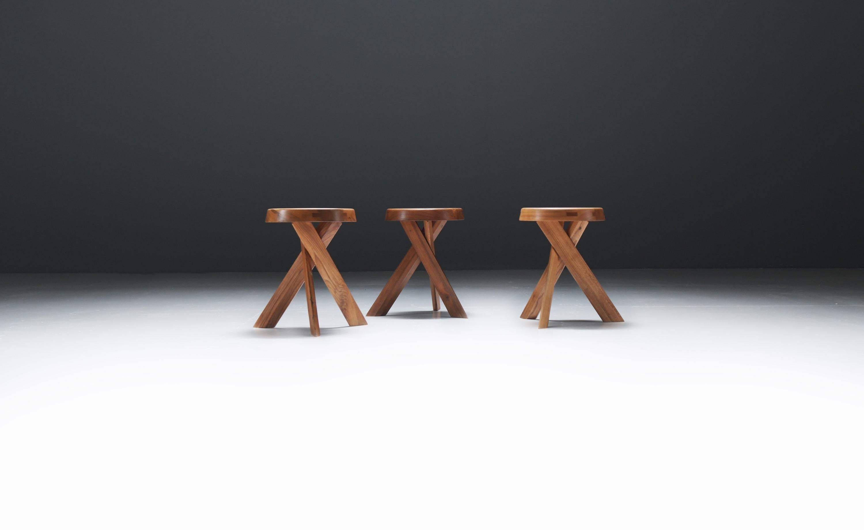 This nice set of S31 stools, crafted from solid elm, feature a meticulously designed, elegant aesthetic. The ingenious incorporation of three converging legs creates a sturdy, stable base. This technical design element not only enhances the