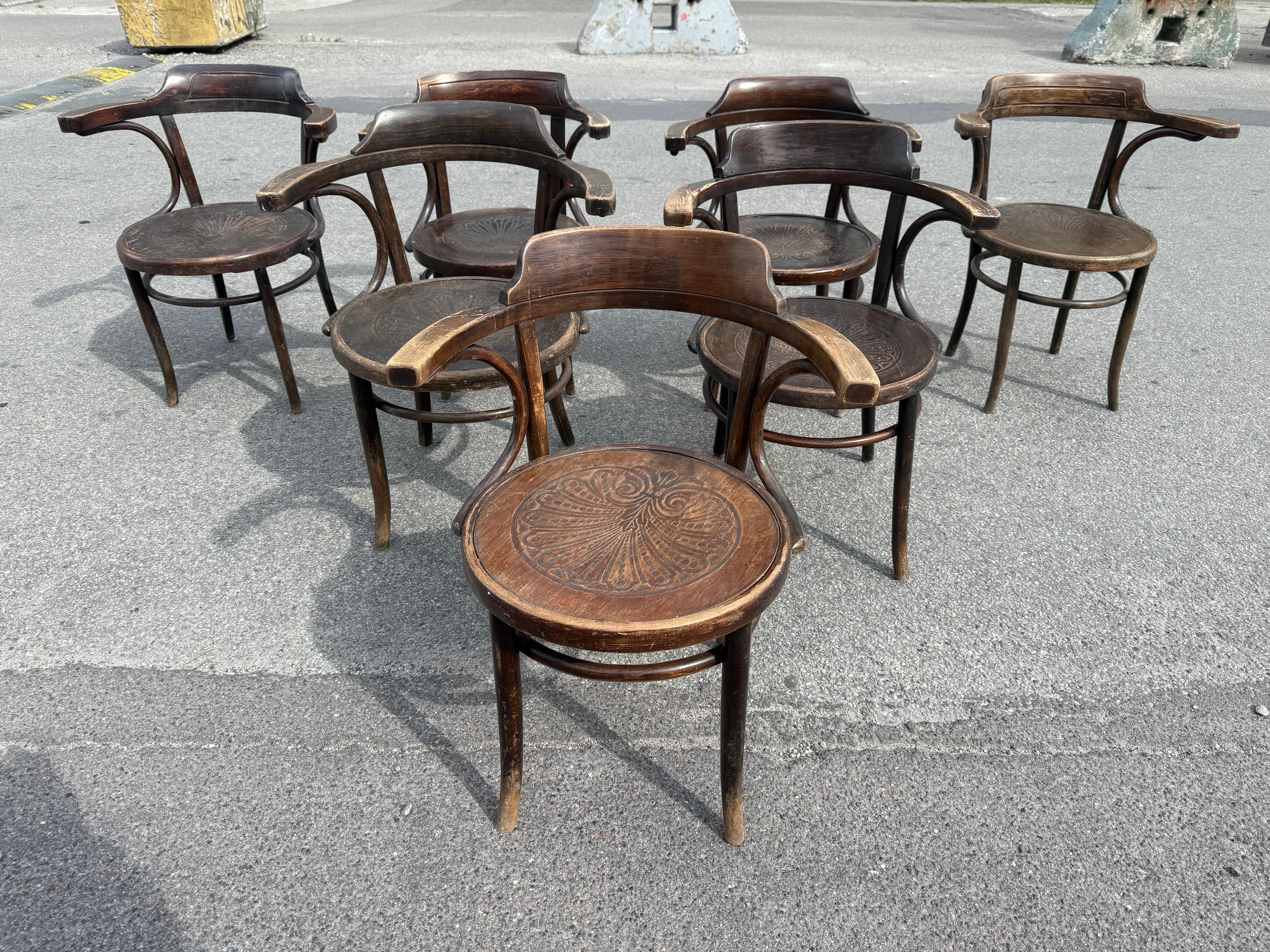 Ensemble de chaises Thonet du début du 20e siècle (modèle n° 3)

Ce magnifique ensemble de fauteuils en bois courbé date du début du XXe siècle et aurait été produit par la société Thonet vers les années 1920. Le modèle remonte à la seconde moitié