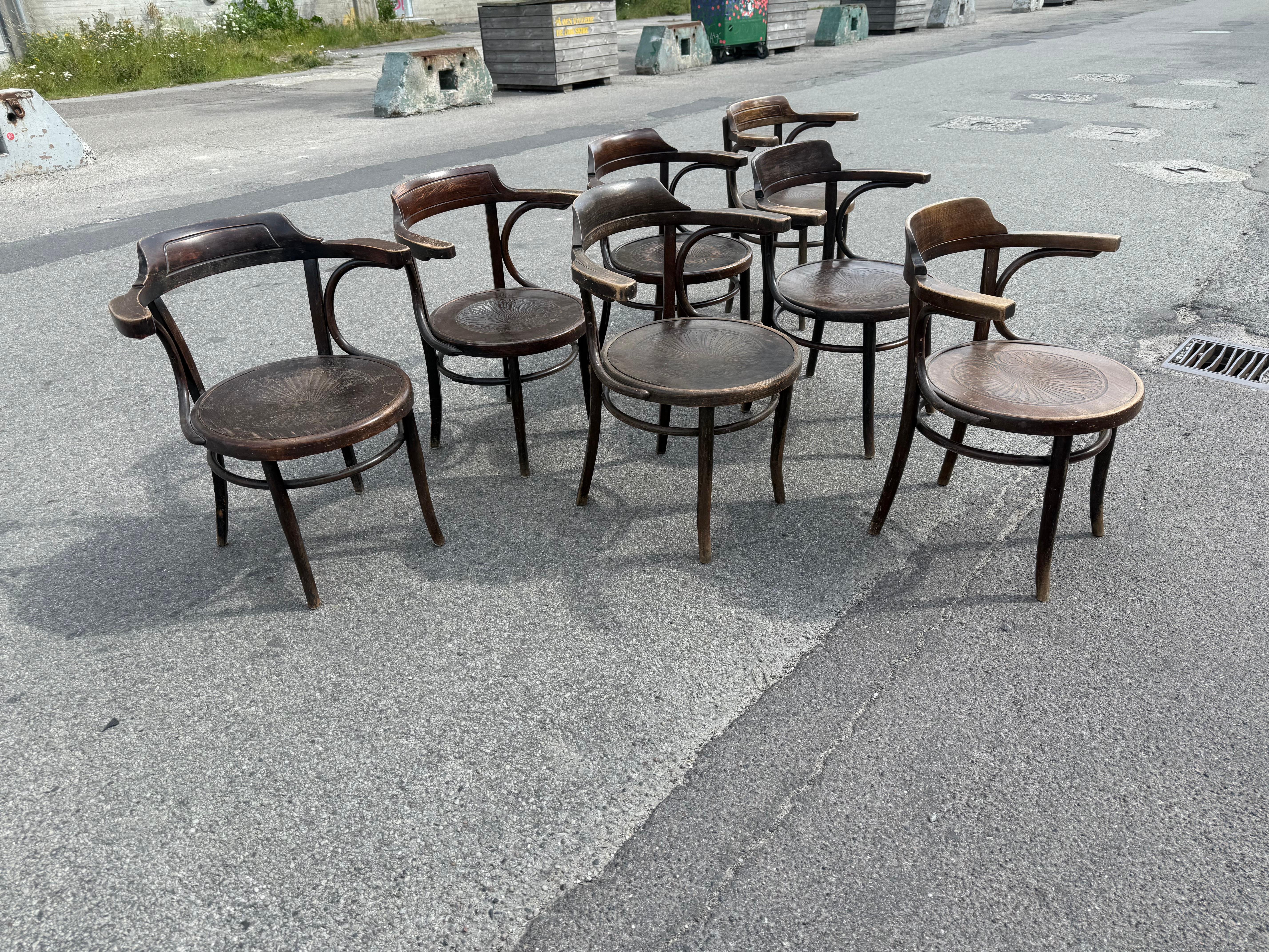 Sécession viennoise Vintage set de sept énormes chaises de café Thonet des années 1930 en vente