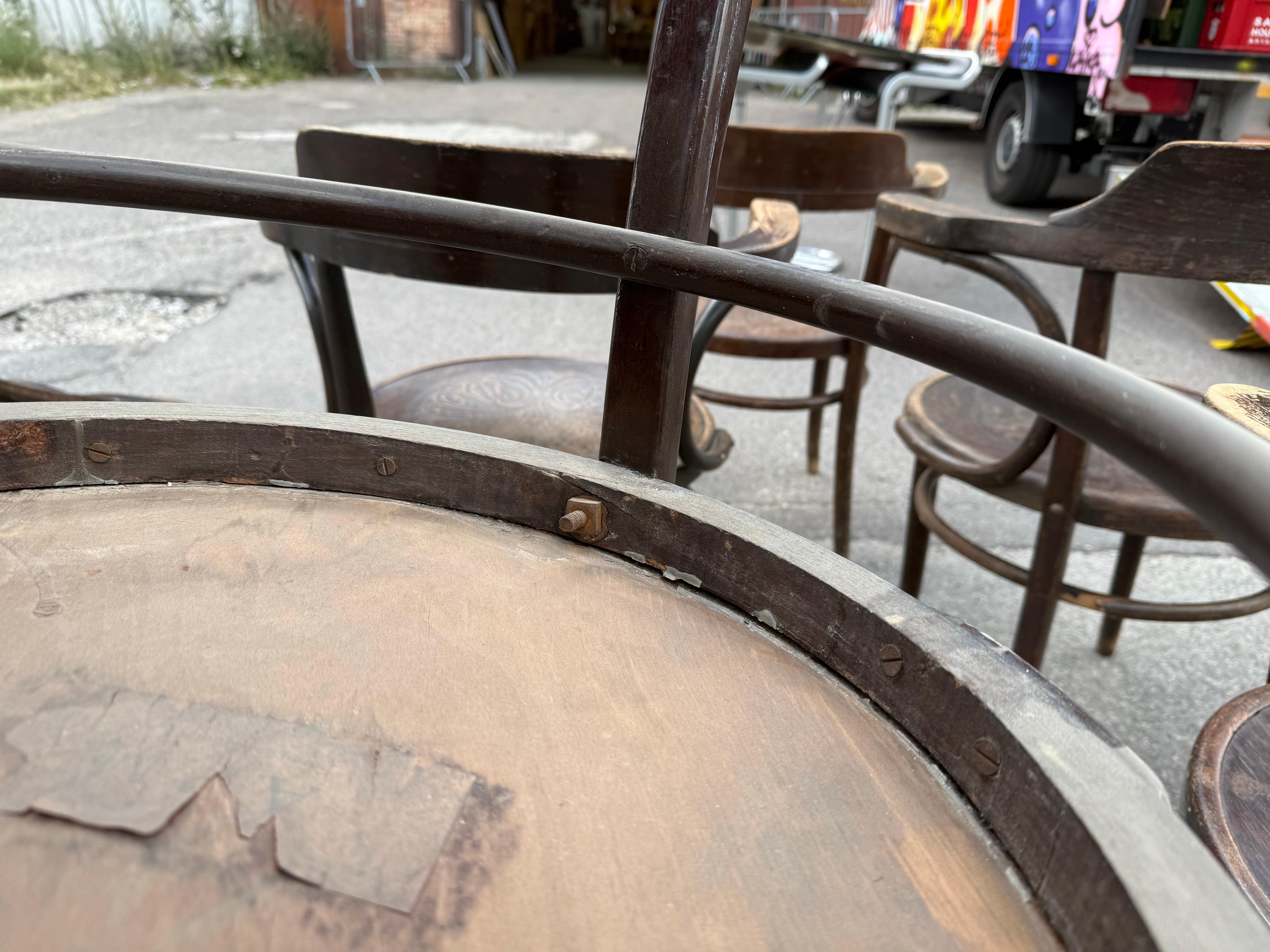 Milieu du XXe siècle Vintage set de sept énormes chaises de café Thonet des années 1930 en vente