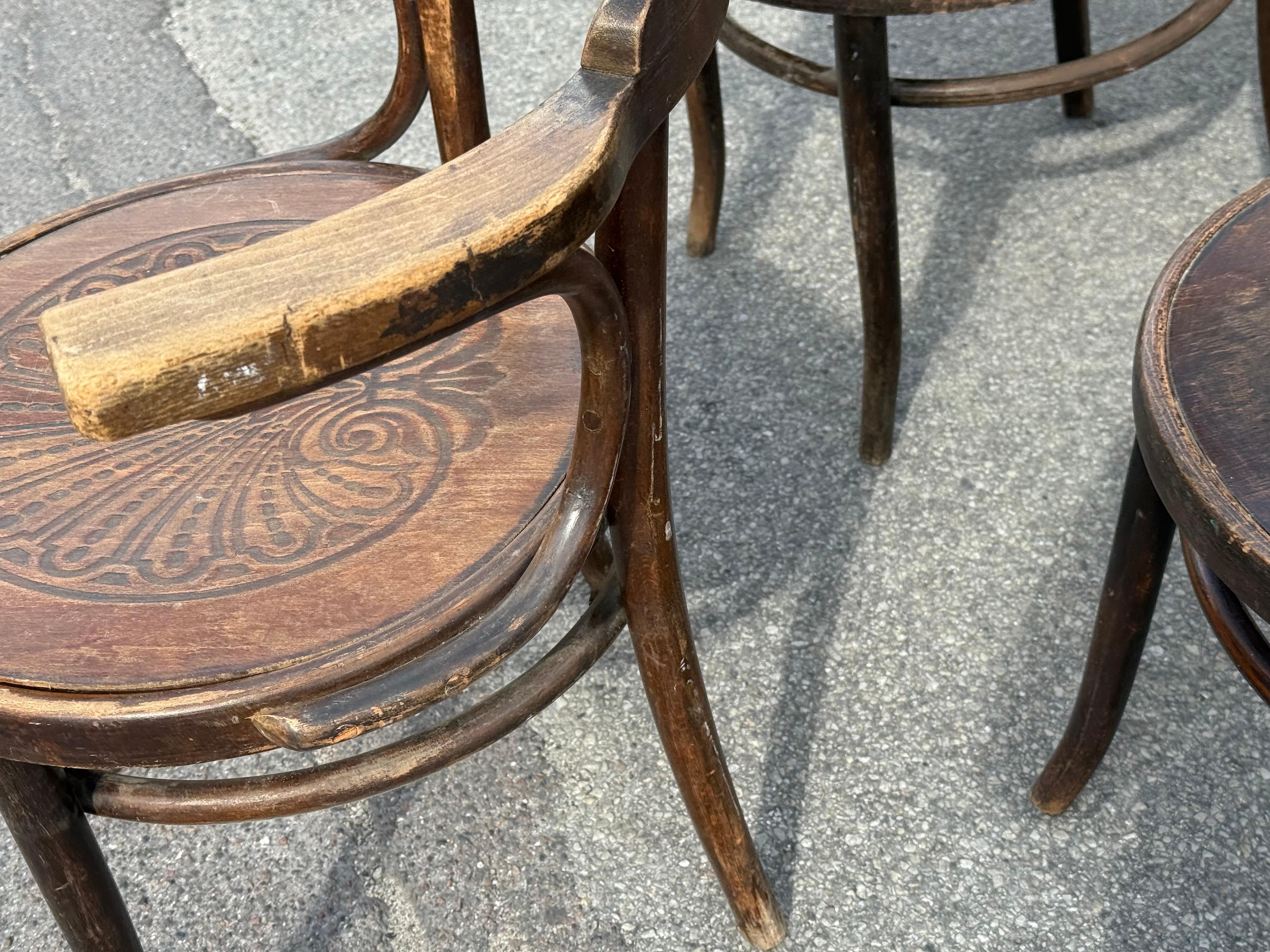 Vintage set de sept énormes chaises de café Thonet des années 1930 en vente 1