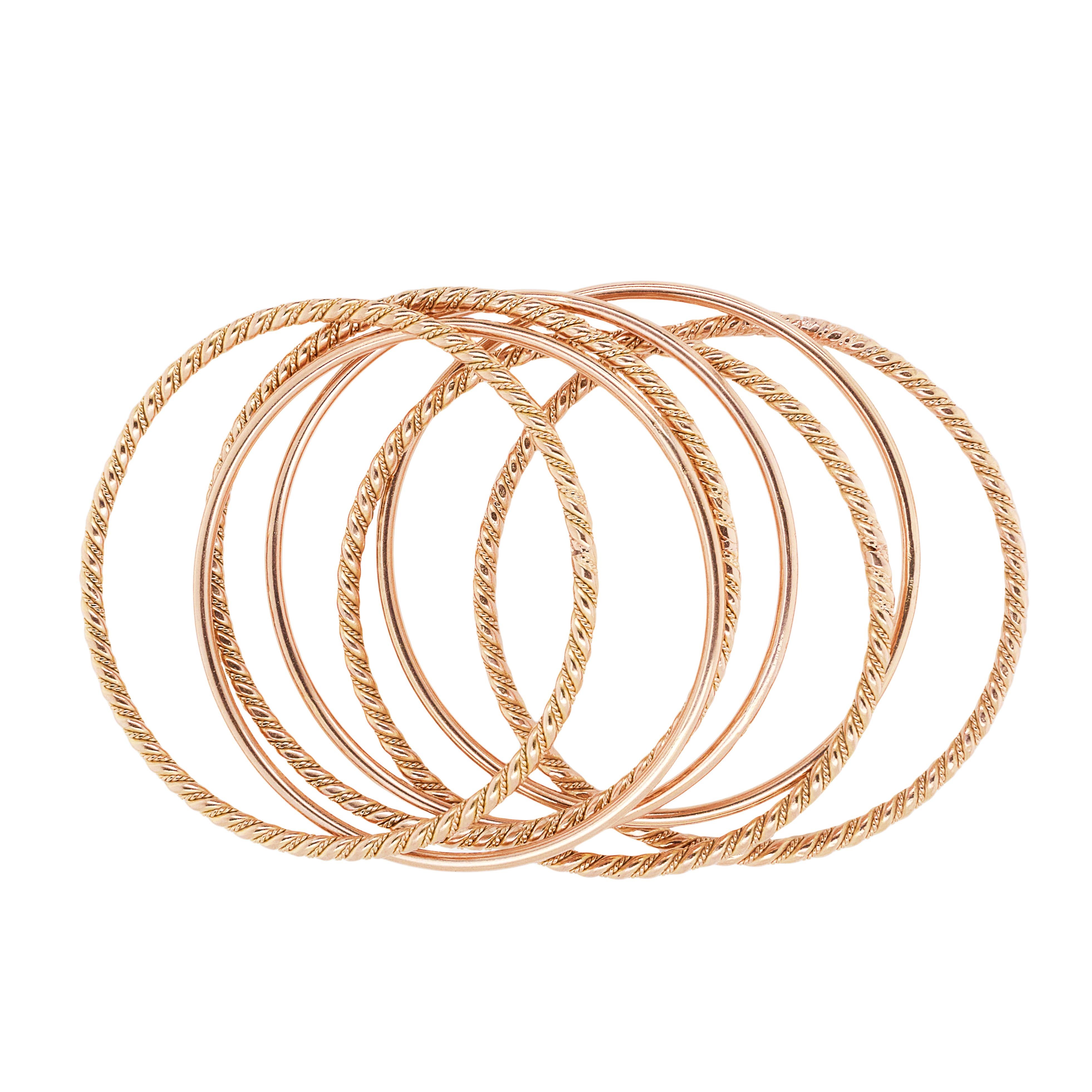 Wir präsentieren eine Mischung aus glatten und gedrehten Armreifen aus 18 Karat Roségold, die sich leicht stapeln und nach Belieben tragen lassen.

Jeder Armreif hat seinen eigenen Charme und kann entweder zusammen getragen werden, um ein kühnes,