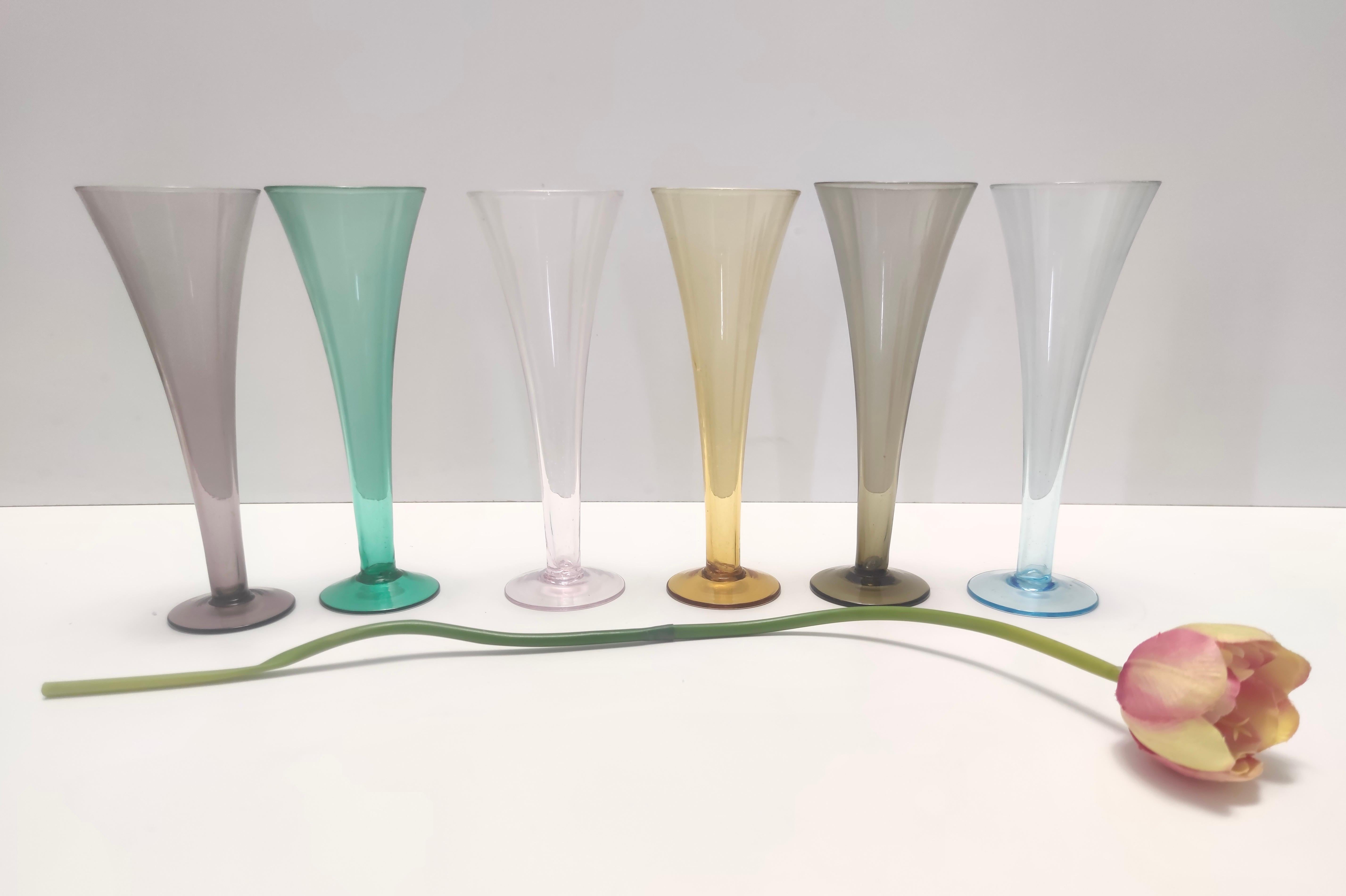 Vintage-Satz von sechs farbigen mundgeblasenen Murano-Glasflöten, Italien (Postmoderne) im Angebot