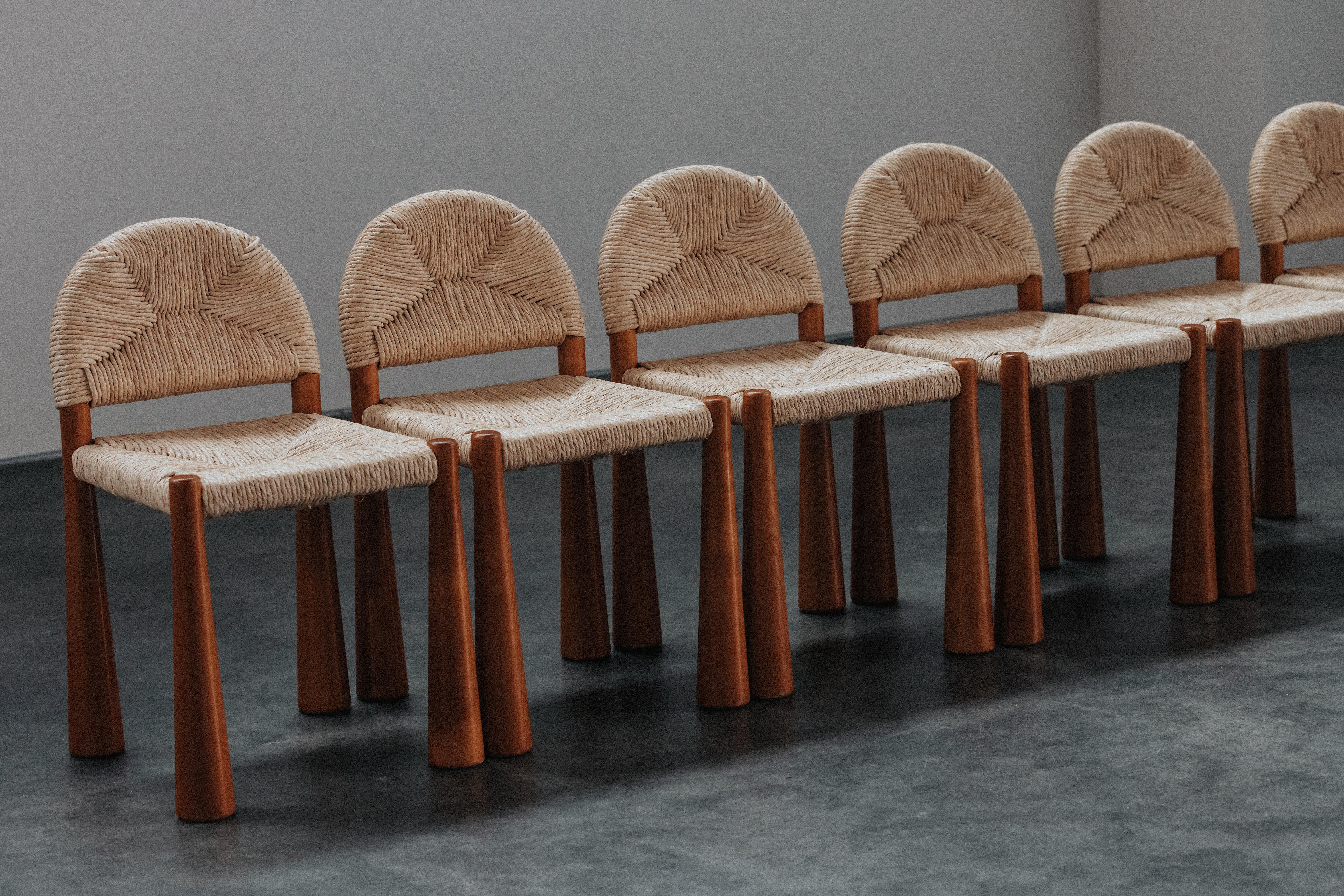 Vintage Set Of Six Dining Chairs by Alessandro Becchi for Giovanetti, Italy 1970.  Rare ensemble de chaises en pin avec assise tissée.  Légère usure et utilisation.