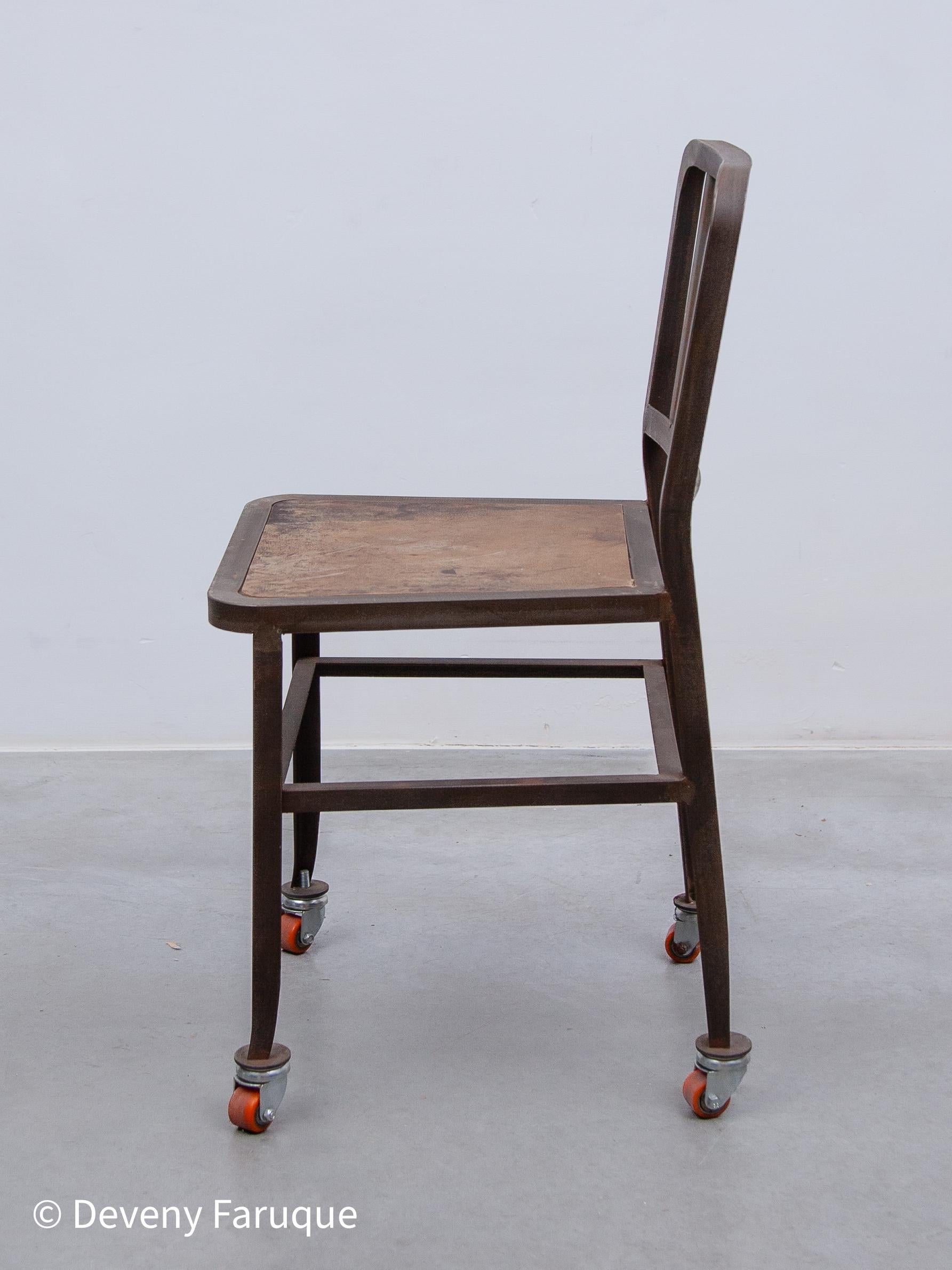 Vintage Set of Six Emeco NAVY Industrial Iron Chairs on Wheels with Wooden Seat In Good Condition For Sale In Antwerp, BE