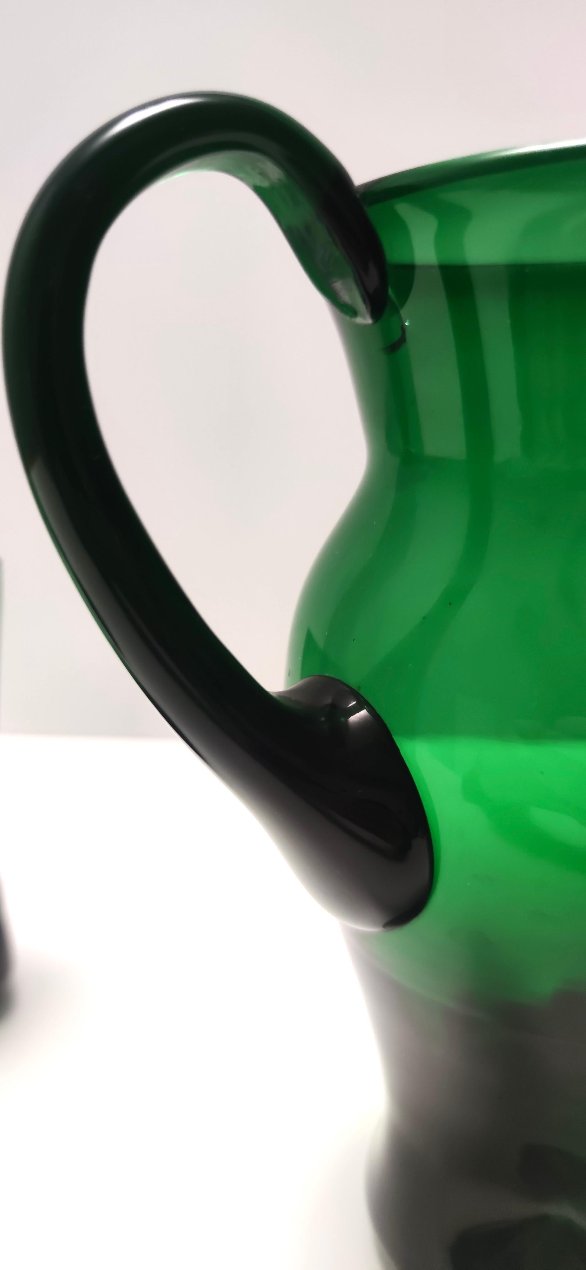 Set aus sechs grünen mundgeblasenen Glas-Getränkegläsern und einem Krug, Empoli, Vintage im Zustand „Hervorragend“ im Angebot in Bresso, Lombardy