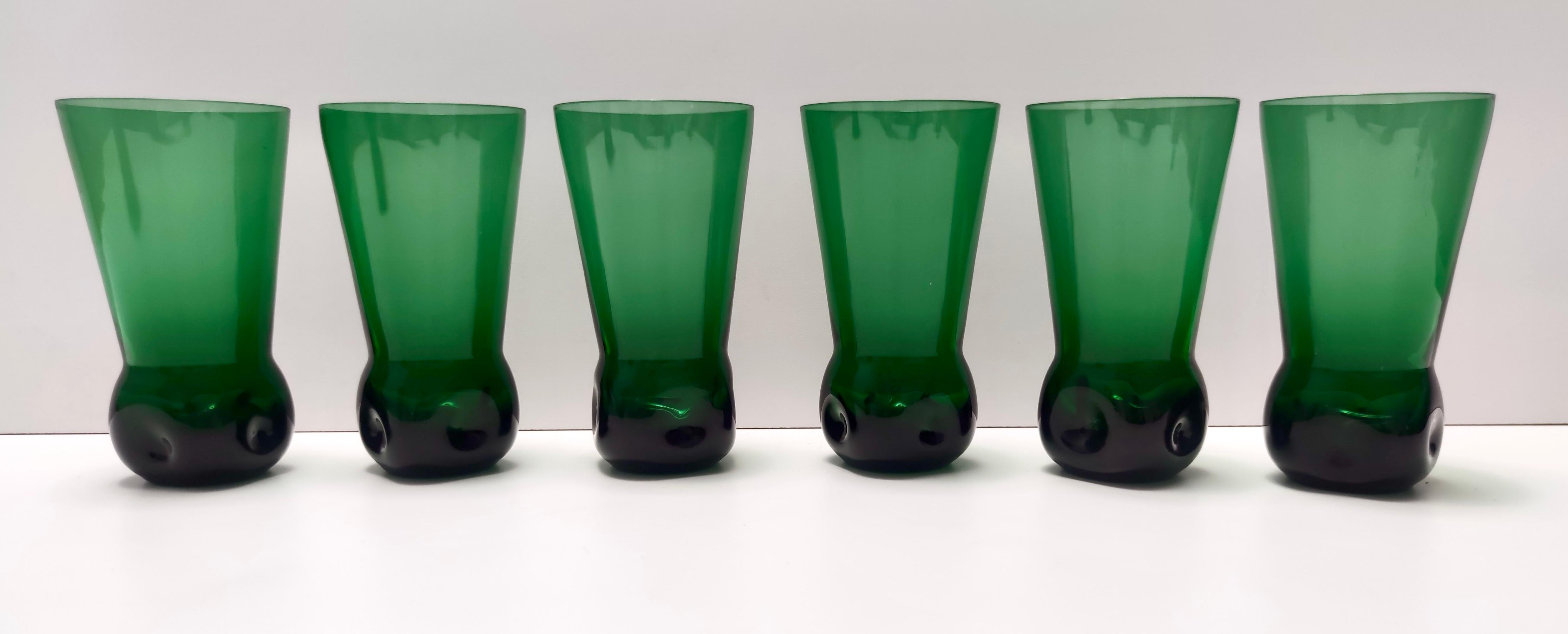 Set aus sechs grünen mundgeblasenen Glas-Getränkegläsern und einem Krug, Empoli, Vintage (Muranoglas) im Angebot