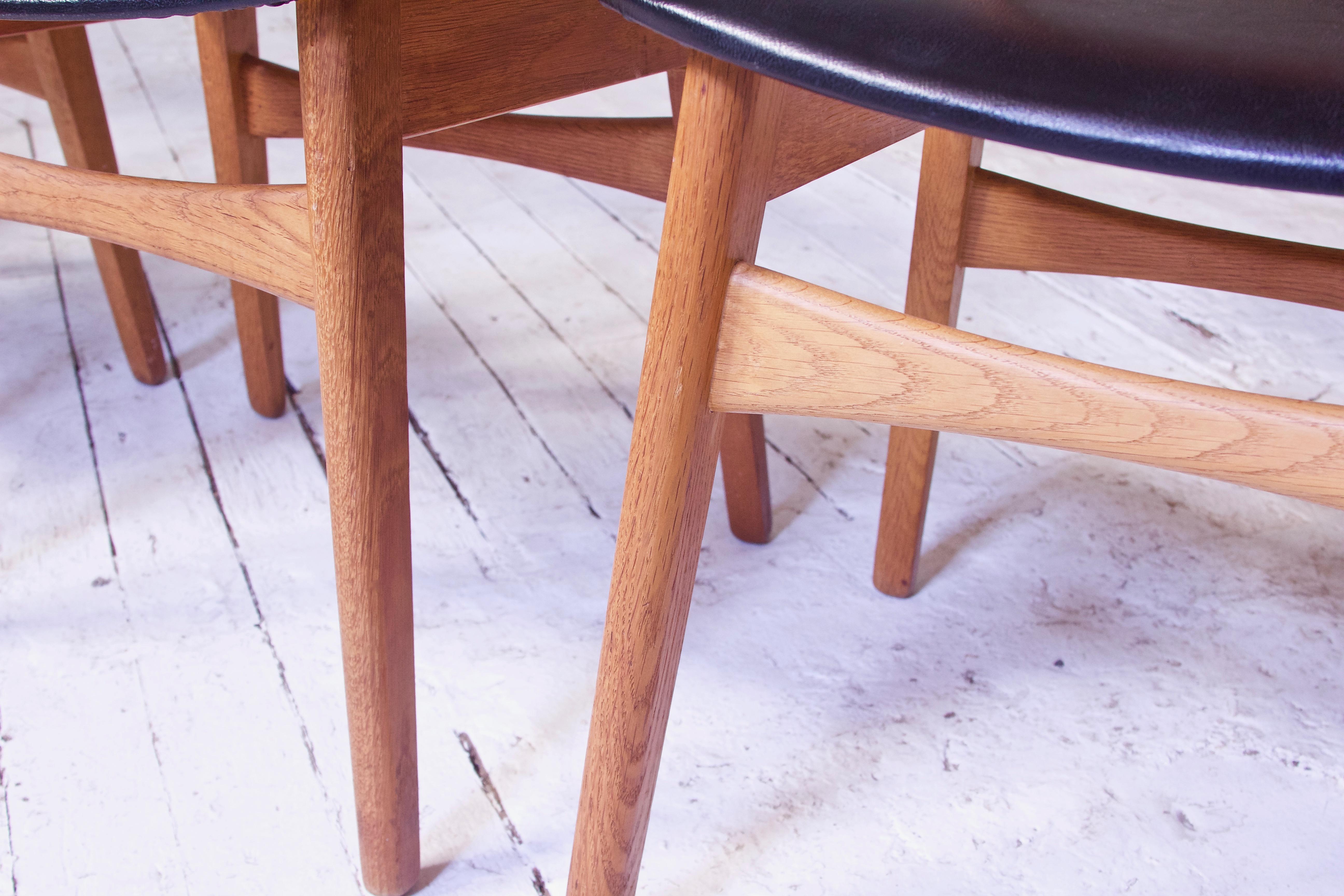 Vintage Set of Six Hans Wegner CH-30 Dining Chairs in Oak and Vinyl, 1952 1