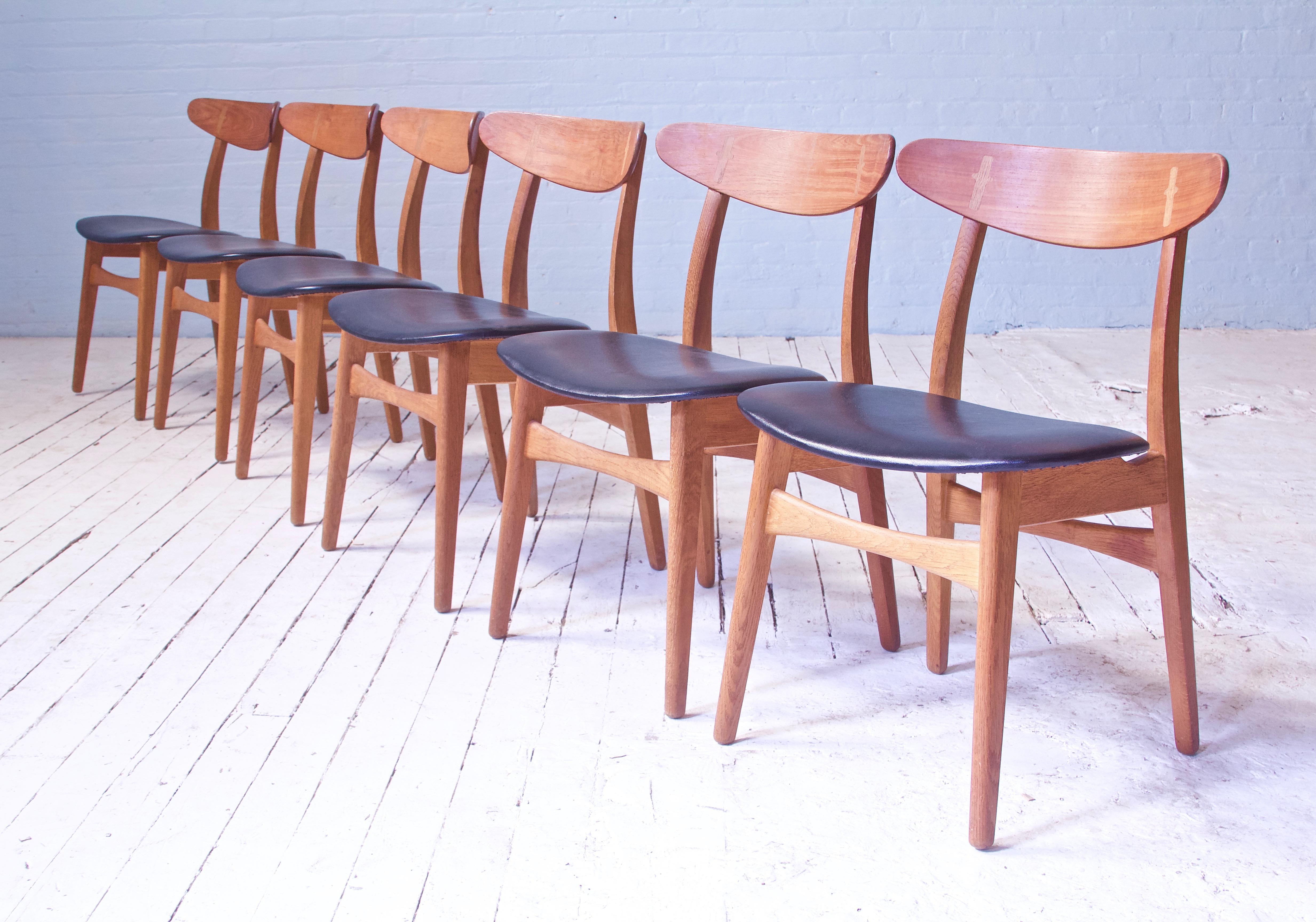 Vintage Set of Six Hans Wegner CH-30 Dining Chairs in Oak and Vinyl, 1952 2