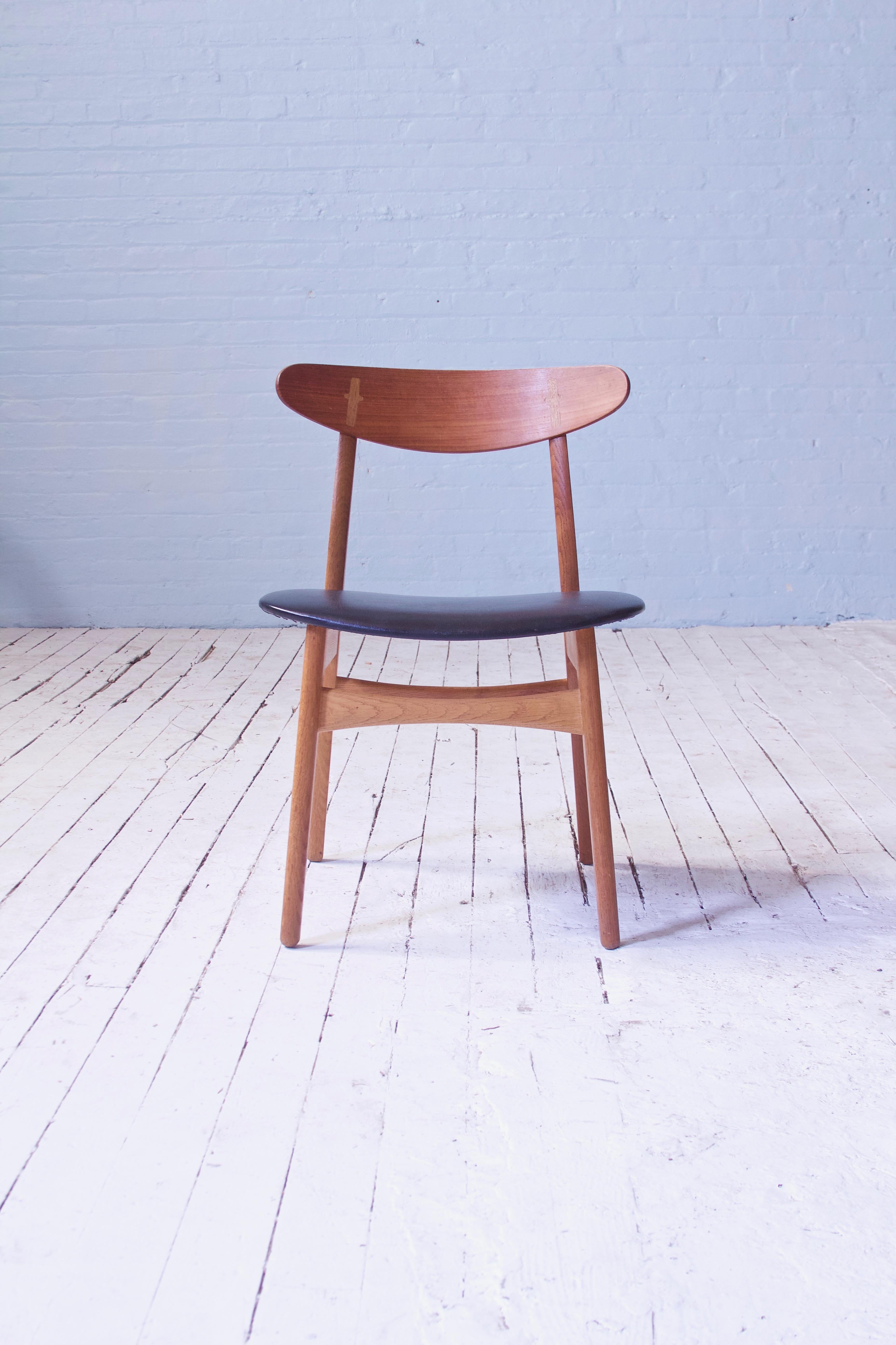 Scandinavian Modern Vintage Set of Six Hans Wegner CH-30 Dining Chairs in Oak and Vinyl, 1952