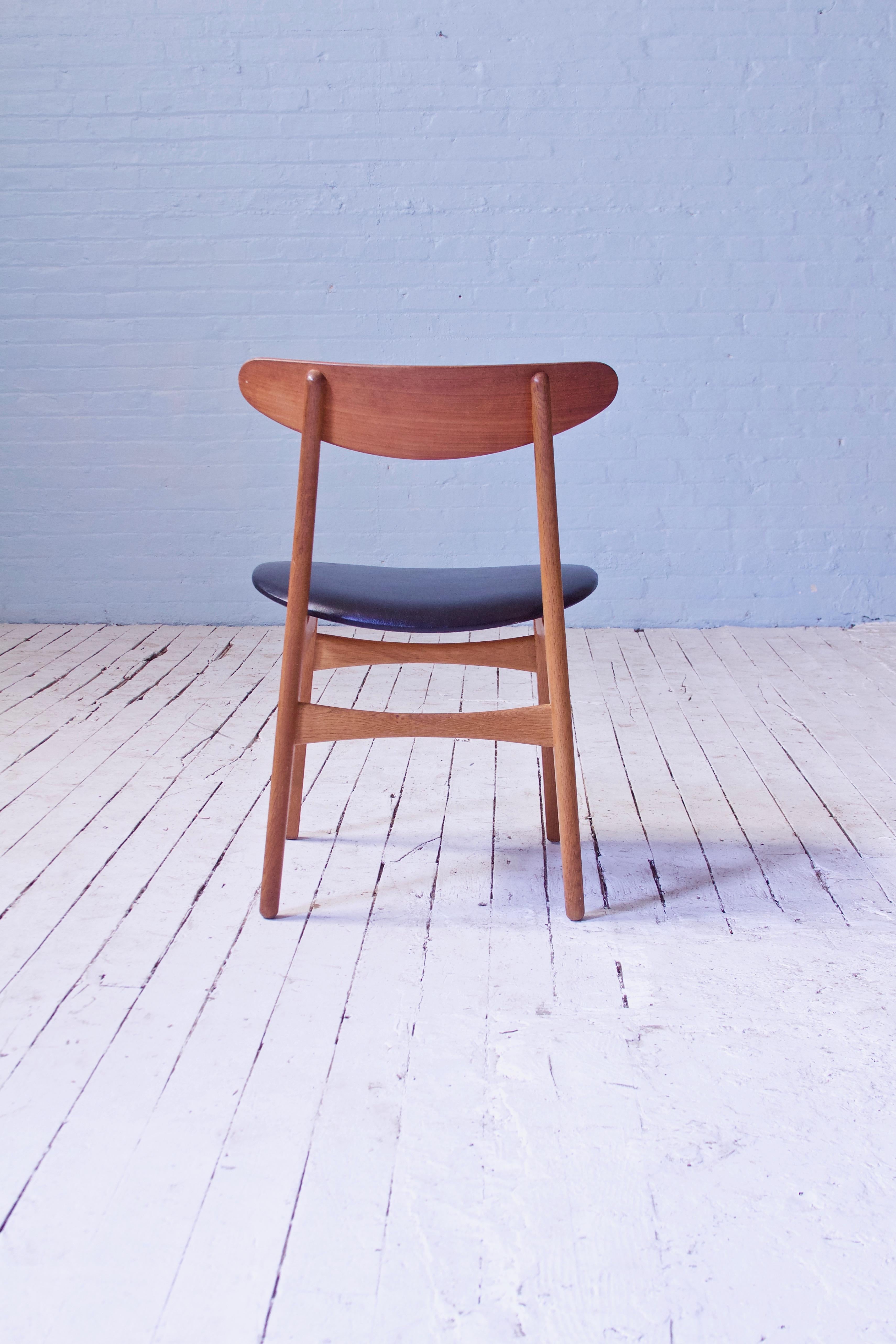 Danish Vintage Set of Six Hans Wegner CH-30 Dining Chairs in Oak and Vinyl, 1952