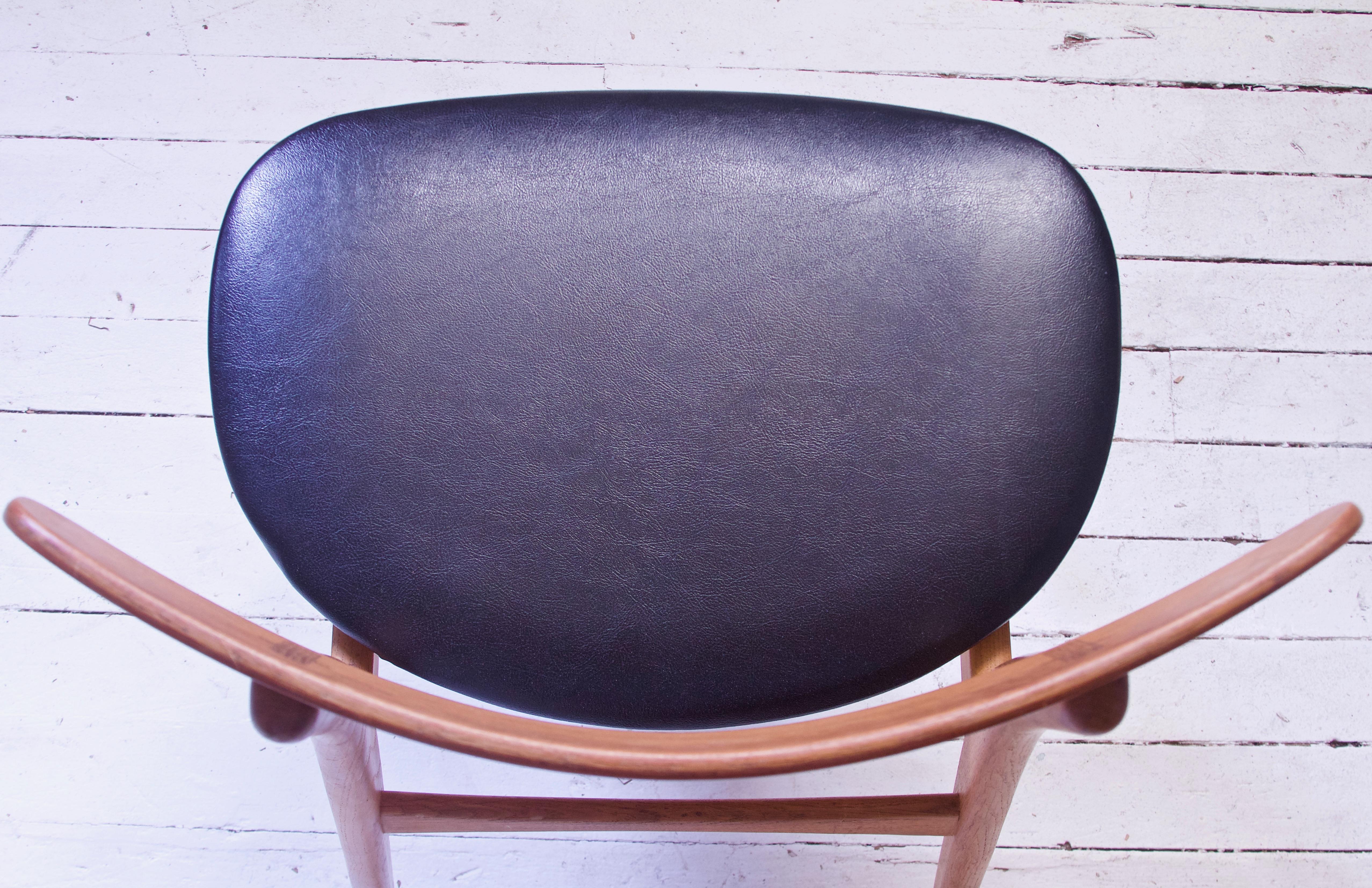 Vintage Set of Six Hans Wegner CH-30 Dining Chairs in Oak and Vinyl, 1952 In Good Condition In Brooklyn, NY