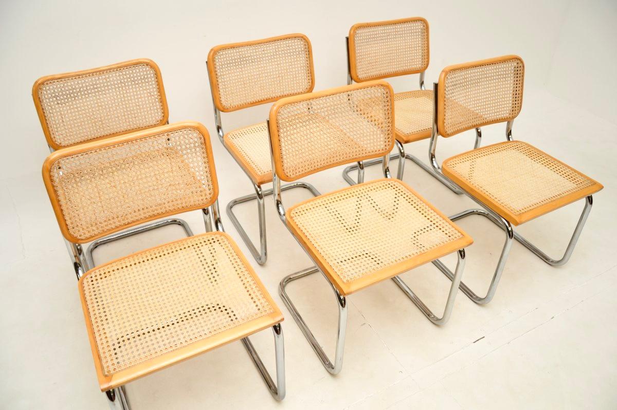 Ein stilvolles und ikonisches Vintage-Set von sechs italienischen Cesca-Esszimmerstühlen, die ursprünglich von Marcel Breuer in den 1920er Jahren entworfen wurden. Sie wurden in Italien hergestellt und stammen etwa aus den 1970er Jahren.

Sie sind
