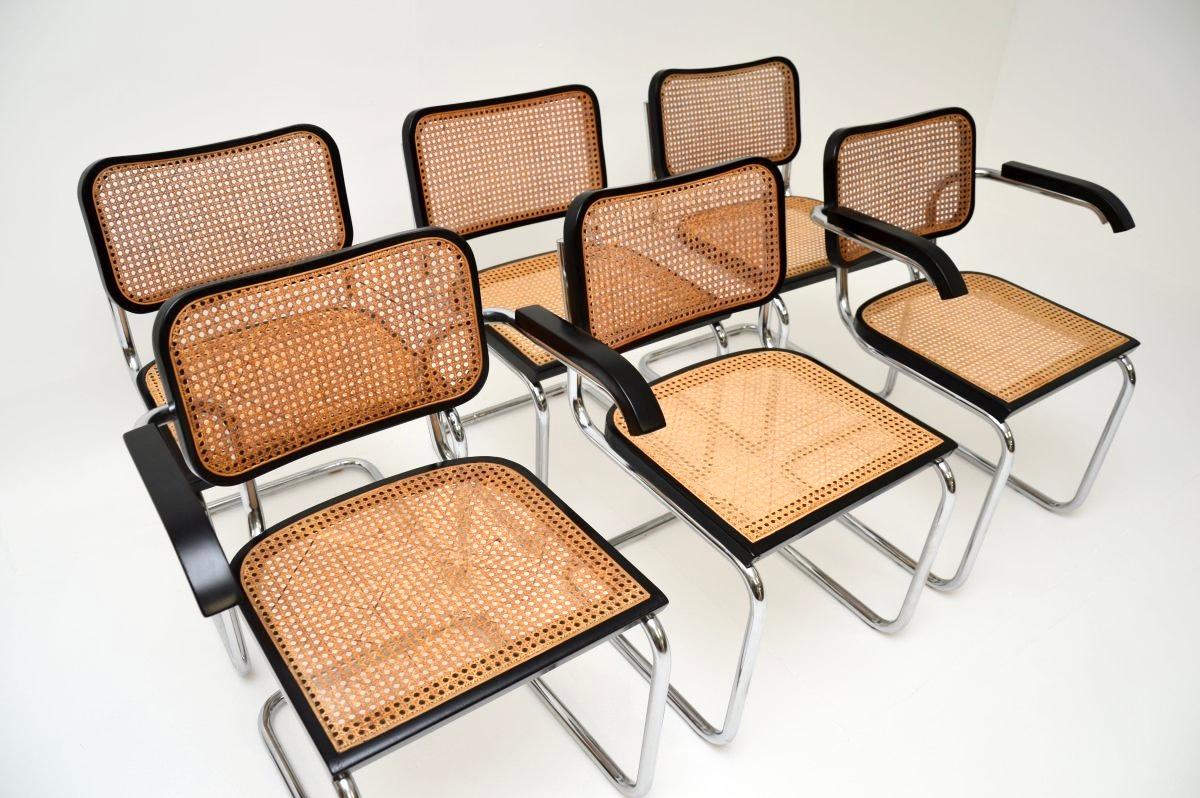 Ein stilvolles und ikonisches Vintage-Set von sechs italienischen Cesca-Esszimmerstühlen, die ursprünglich von Marcel Breuer in den 1920er Jahren entworfen wurden. Sie wurden in Italien hergestellt und stammen etwa aus den 1960er Jahren.

Sie sind