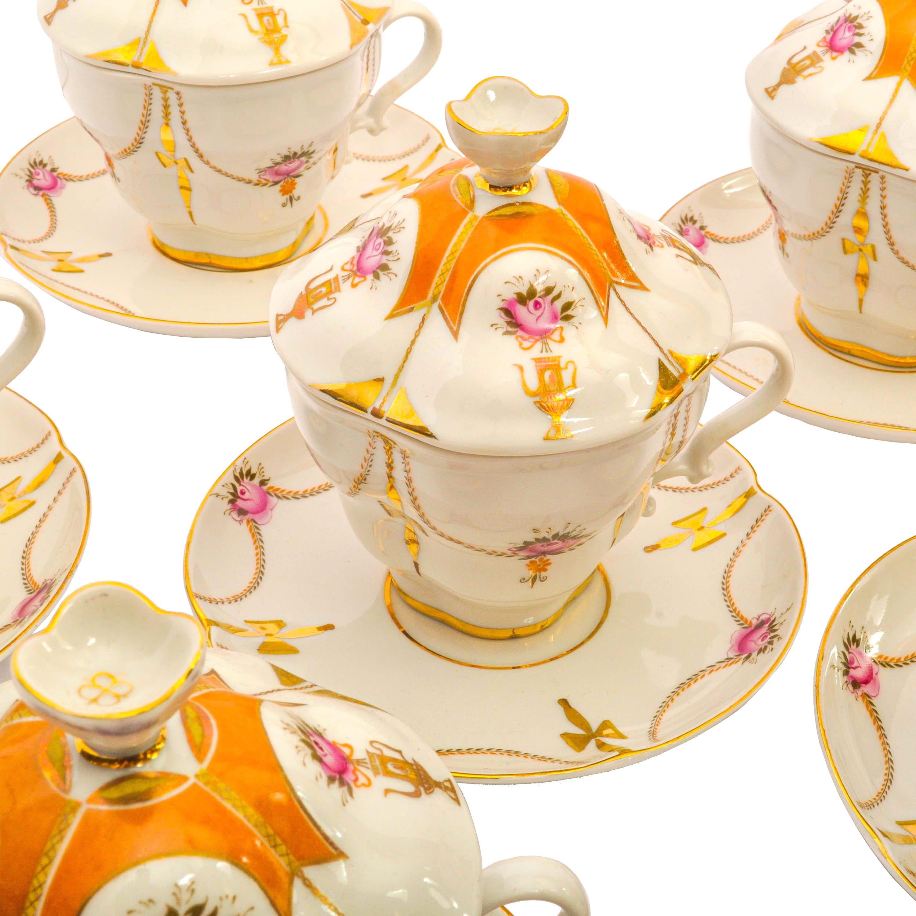 Baltique Six tasses à thé russes impériales Lomonosov recouvertes de porcelaine dorée des années 1930 en vente