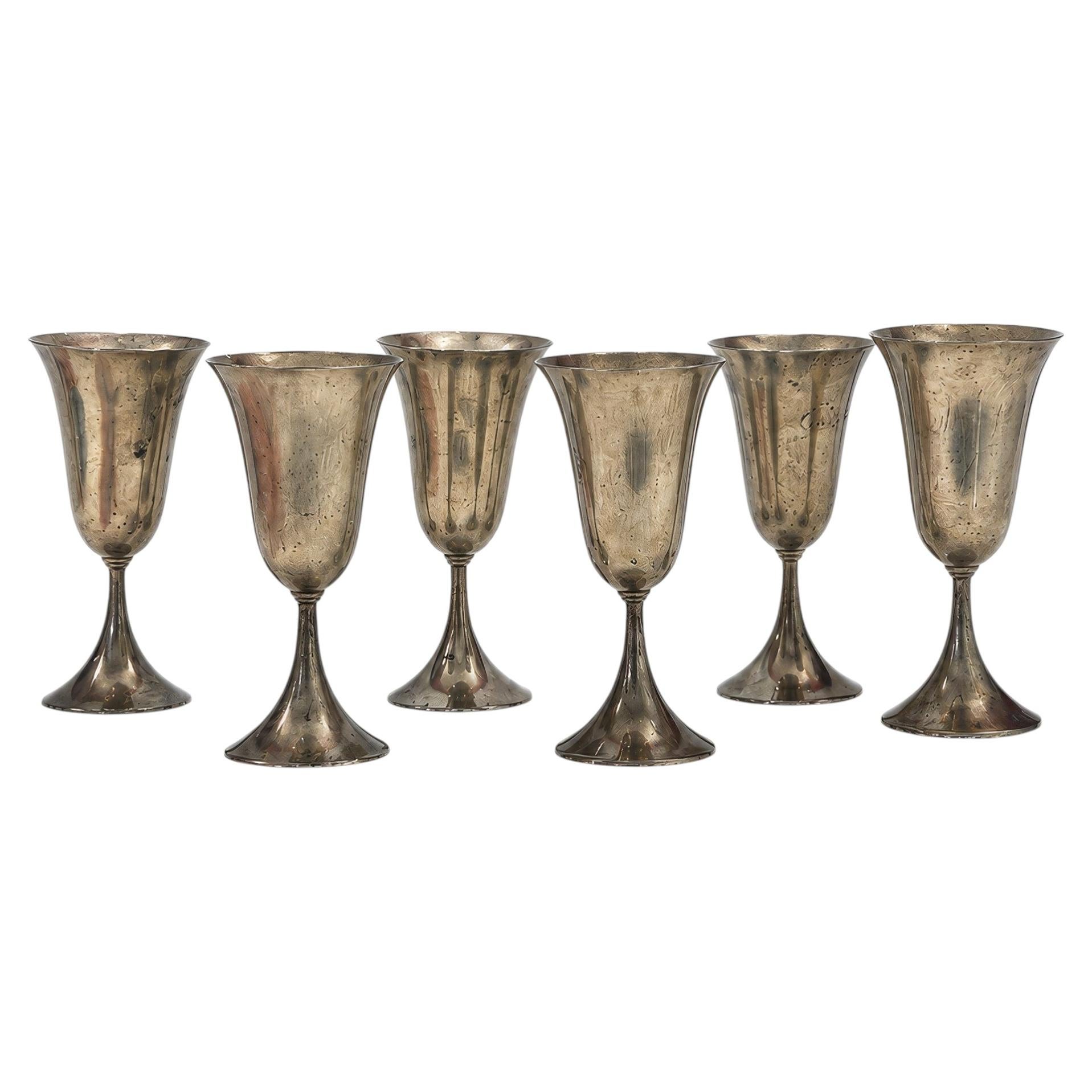 Ensemble vintage de six gobelets sculptés en étain à bords évasés en vente