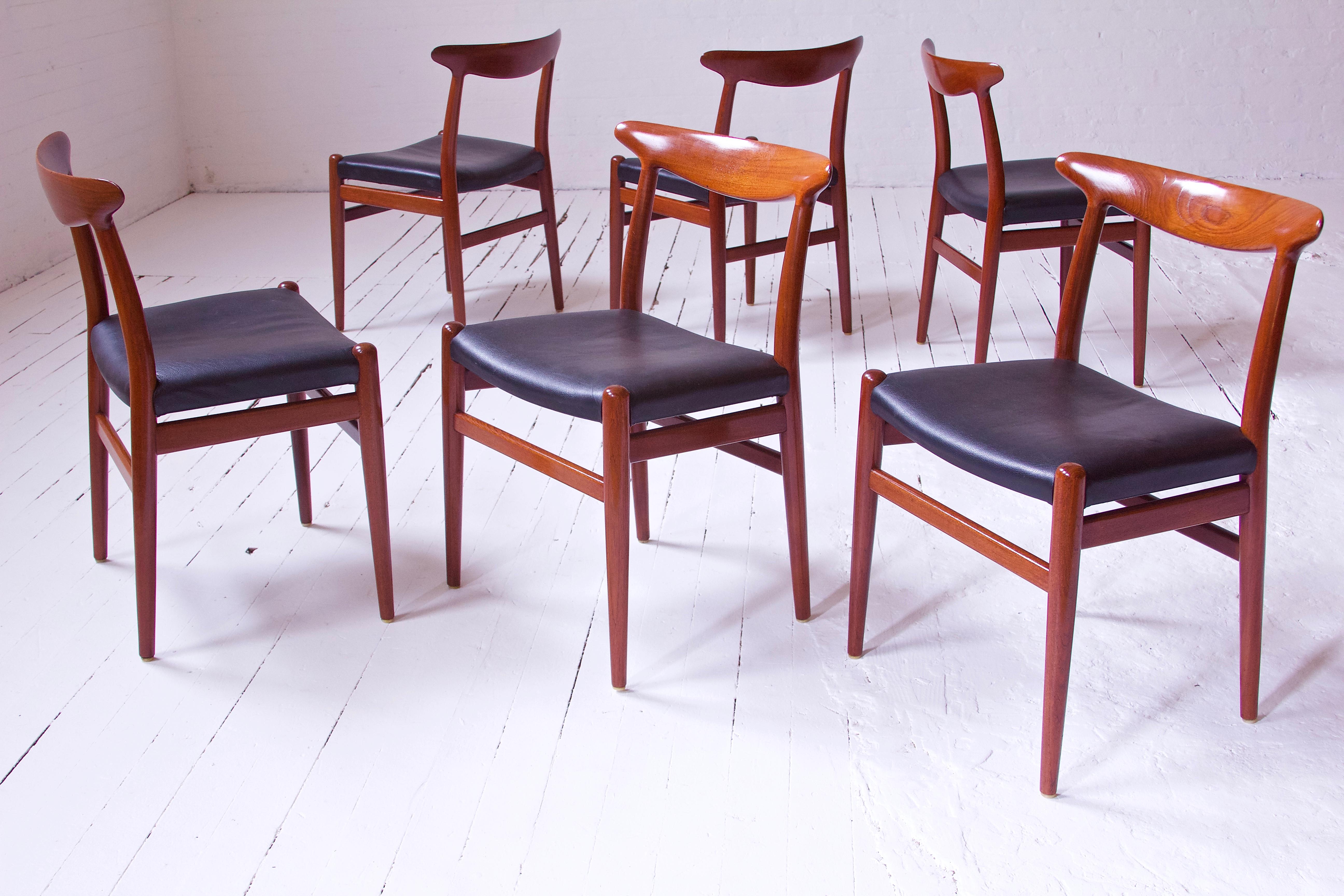 Ensemble vintage de six chaises « W2 » signées Hans J. Wegner en teck et vinyle, années 1950 en vente 3