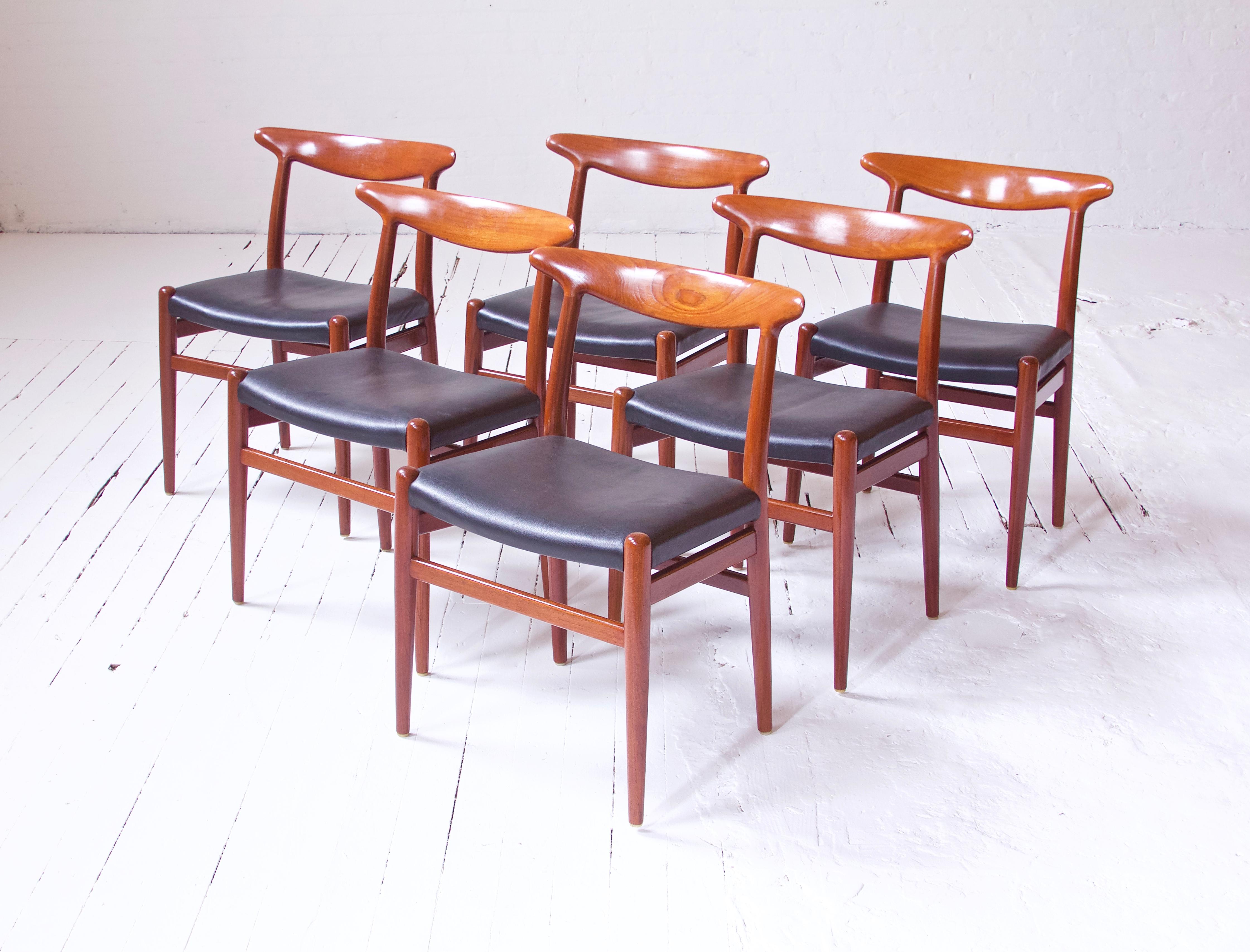 Ensemble vintage de six chaises « W2 » signées Hans J. Wegner en teck et vinyle, années 1950 en vente 4