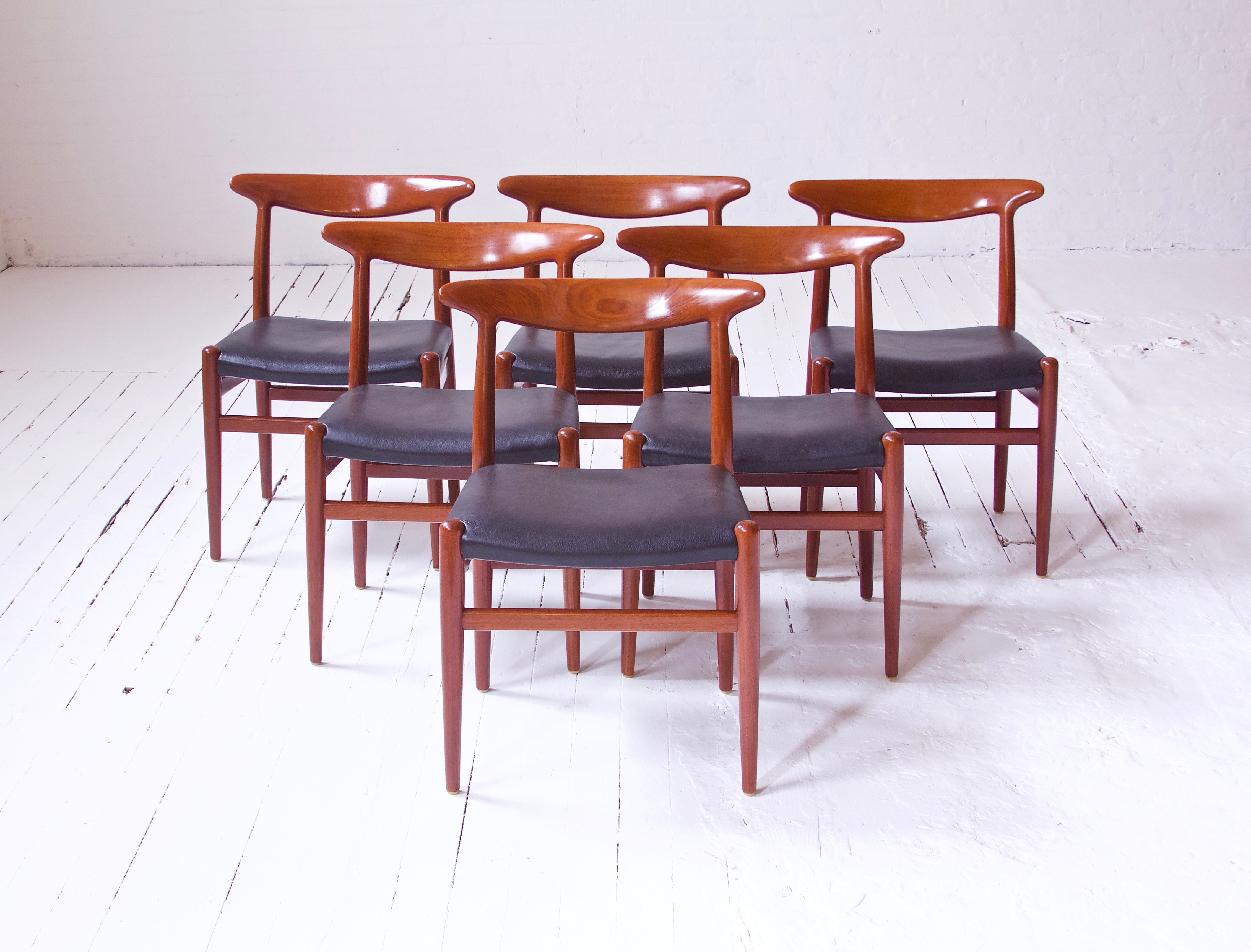Exemple emblématique de l'œuvre historique de Wegner dans le domaine de la conception de sièges scandinaves, voici un ensemble magnifiquement préservé de six chaises 