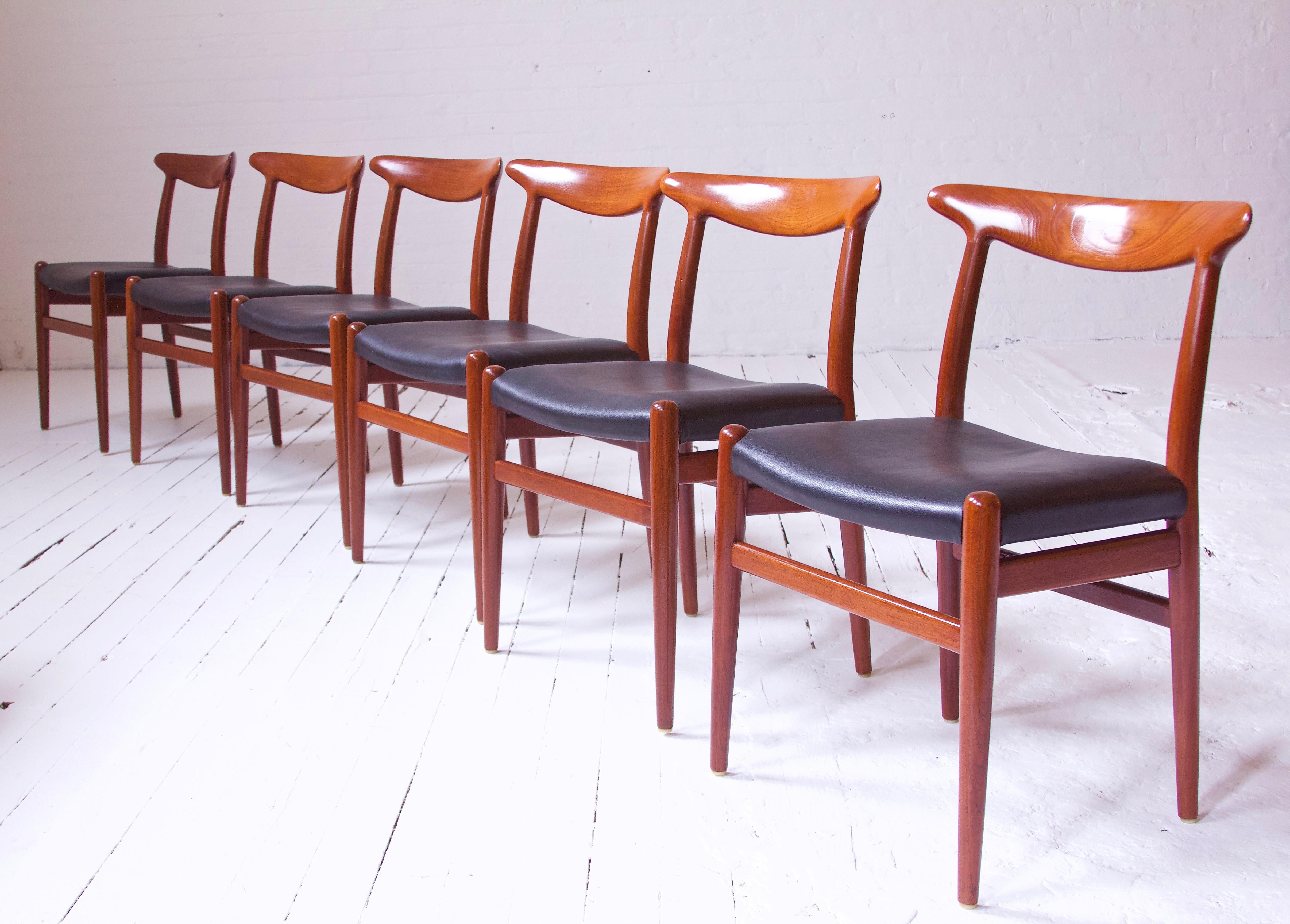 Scandinave moderne Ensemble vintage de six chaises « W2 » signées Hans J. Wegner en teck et vinyle, années 1950 en vente