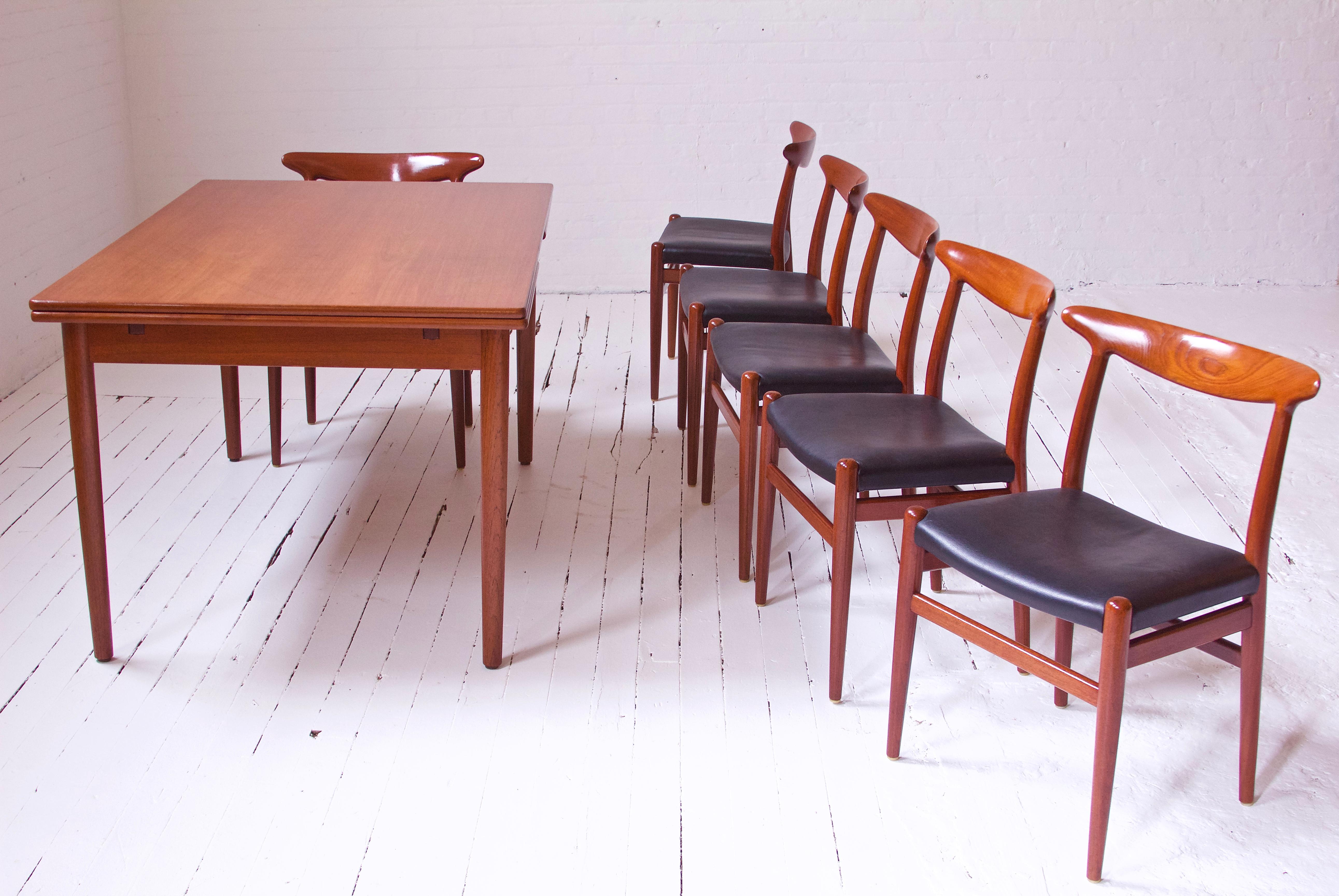 Poli Ensemble vintage de six chaises « W2 » signées Hans J. Wegner en teck et vinyle, années 1950 en vente