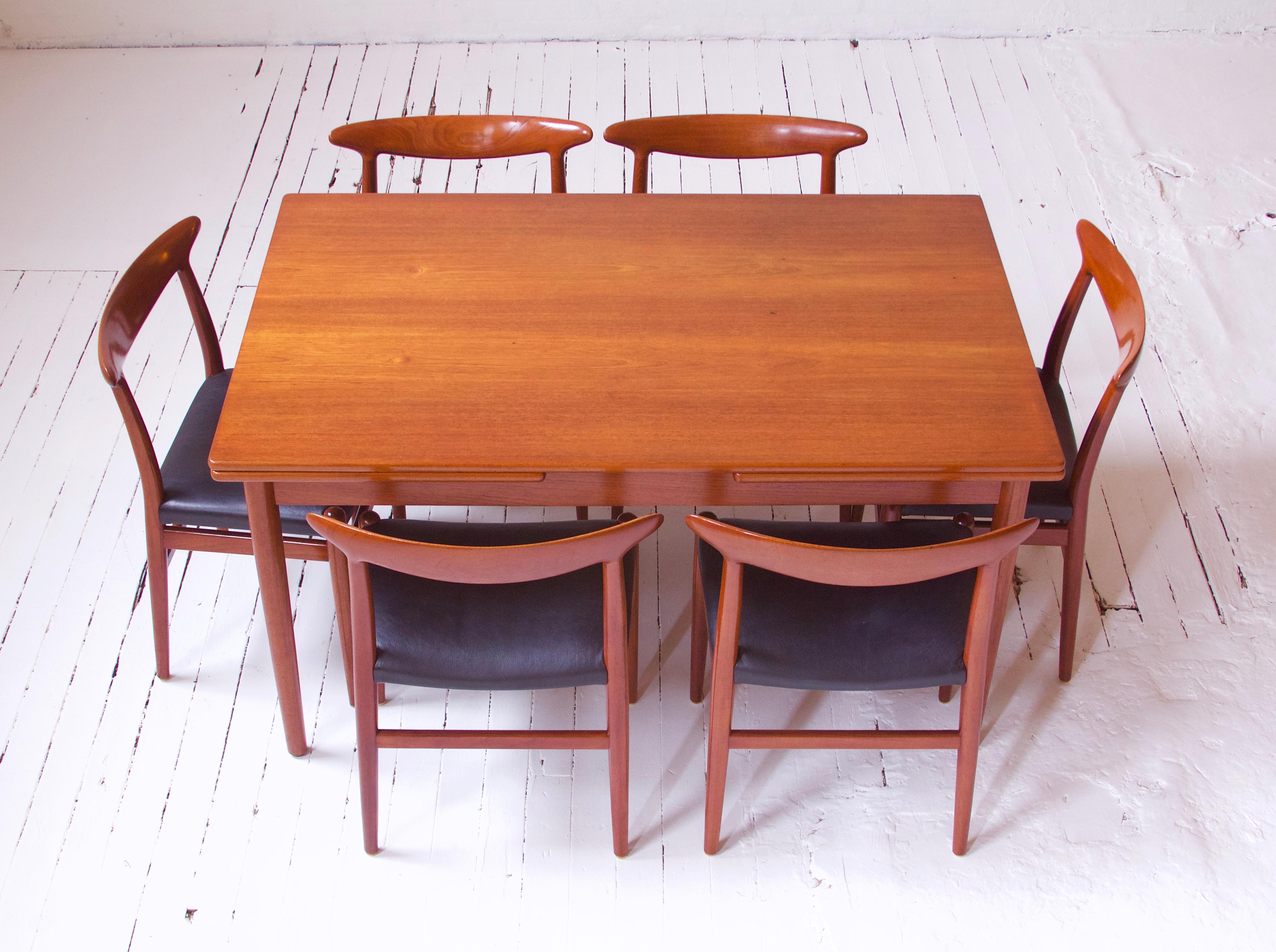 Milieu du XXe siècle Ensemble vintage de six chaises « W2 » signées Hans J. Wegner en teck et vinyle, années 1950 en vente