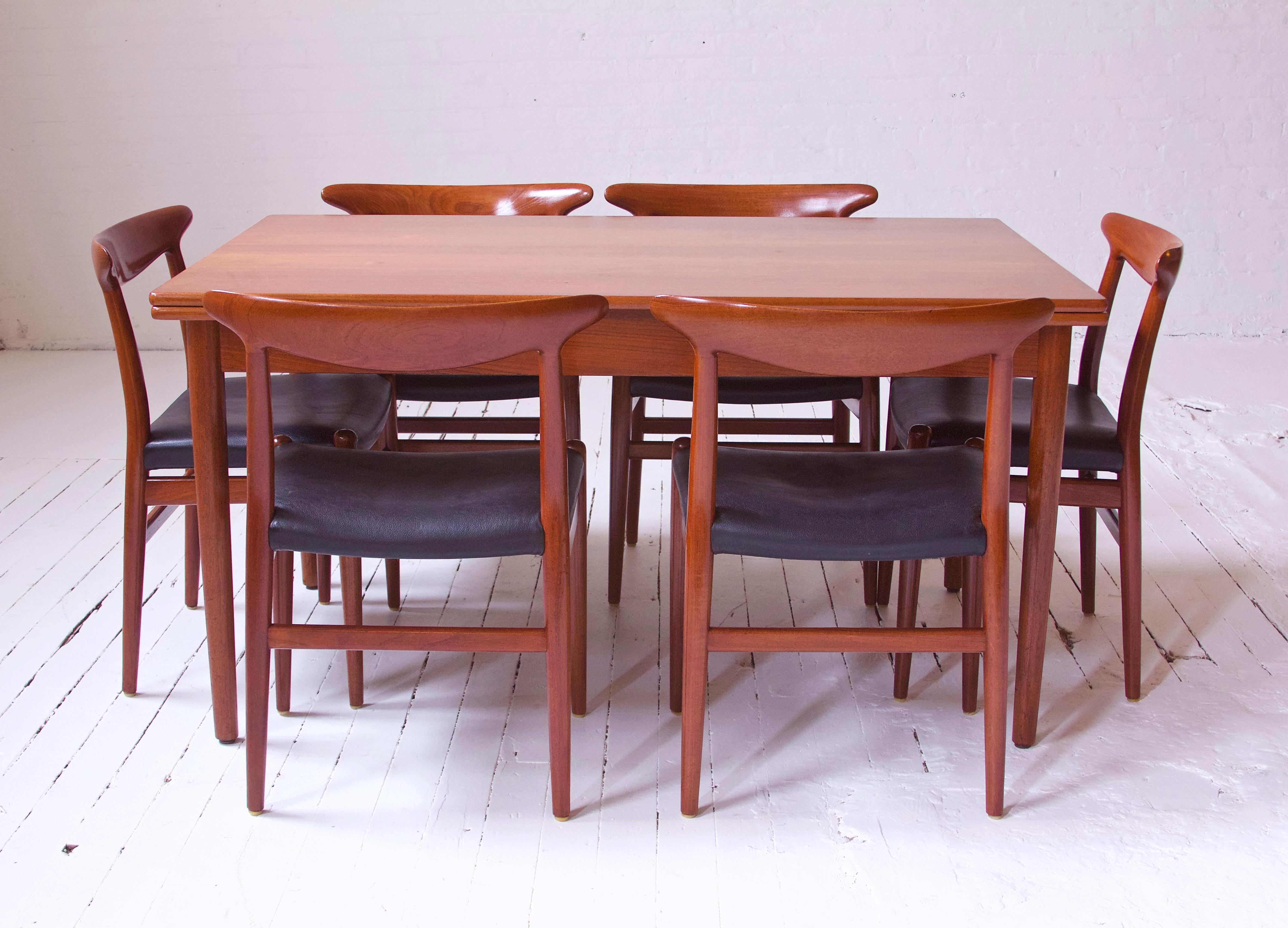 Teck Ensemble vintage de six chaises « W2 » signées Hans J. Wegner en teck et vinyle, années 1950 en vente