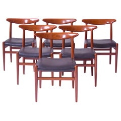 Vintage-Set aus sechs signierten Hans J. Wegner „W2“-Stühlen aus Teakholz und Vinyl, 1950er Jahre