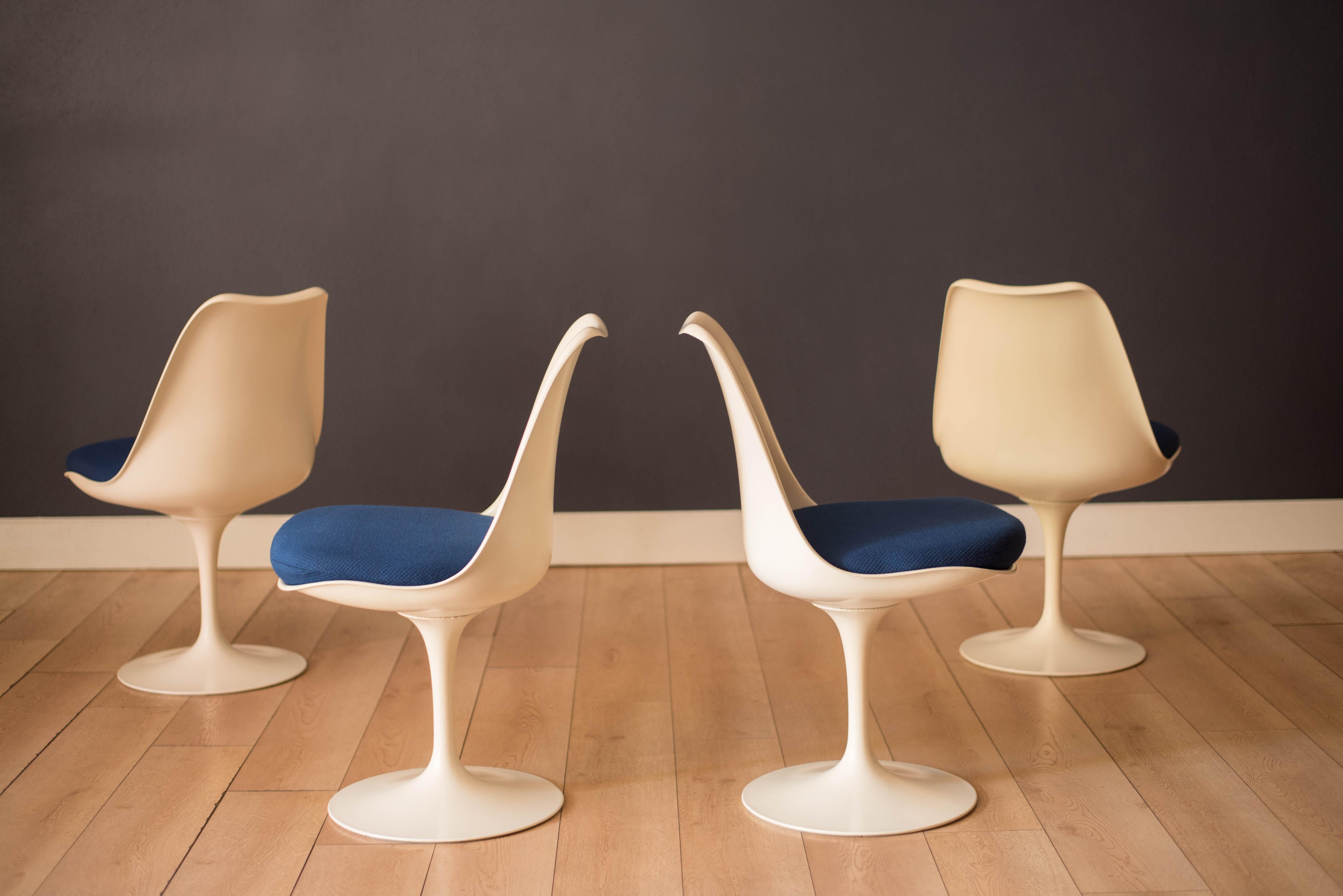 Vintage Set of Six Tulip Pedestal Dining Chairs by Eero Saarinen for Knoll For Sale 2