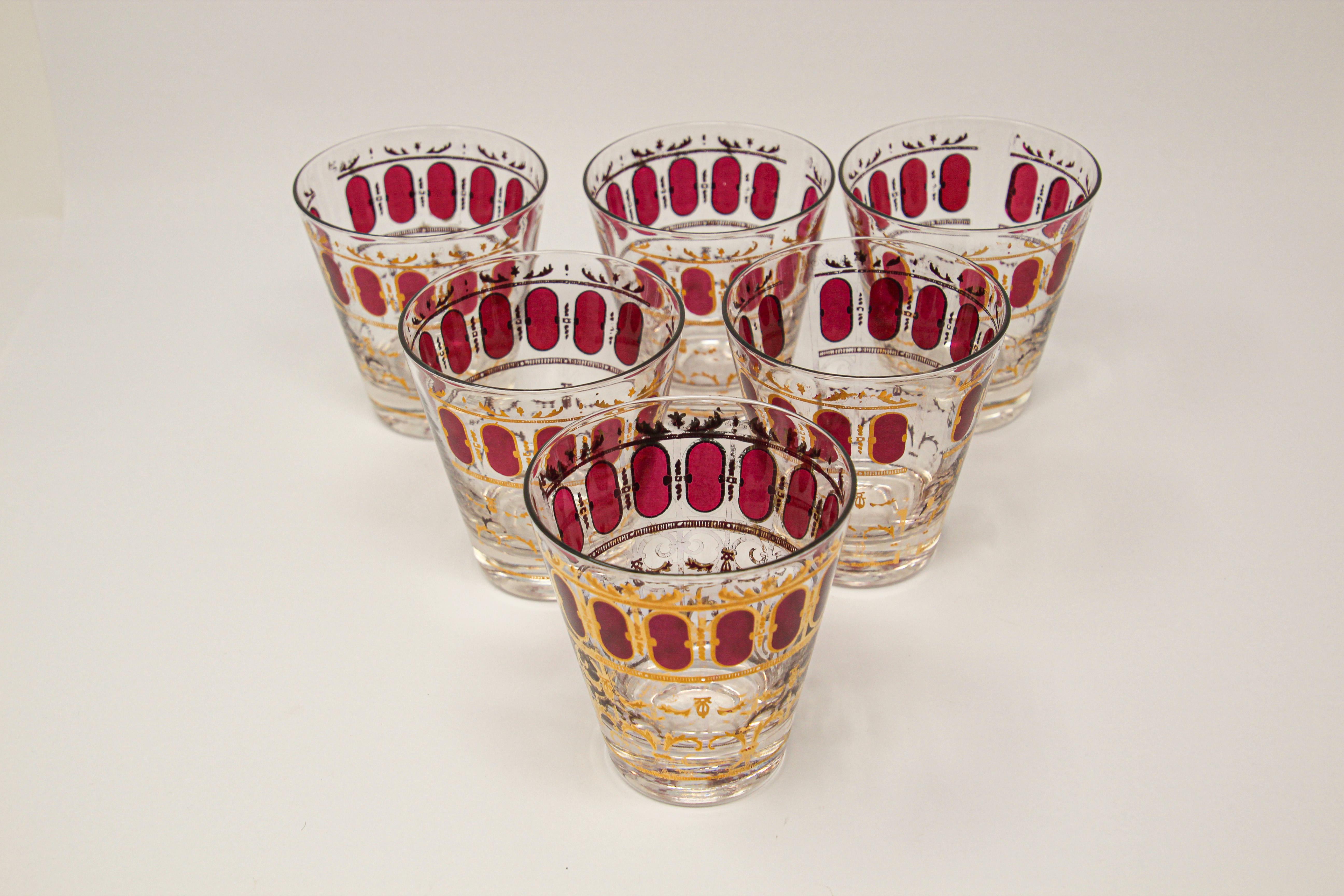 Elegant vintage midcentury Culver barware glasses with Valencia pattern in a gold leaf finish.
Midcentury American glassware set of 1960s Vintage Culver LTD “Cranberry” rocks glasses, 22-karat gold, signed by Culver Ltd.
Wonderful set of six ornate