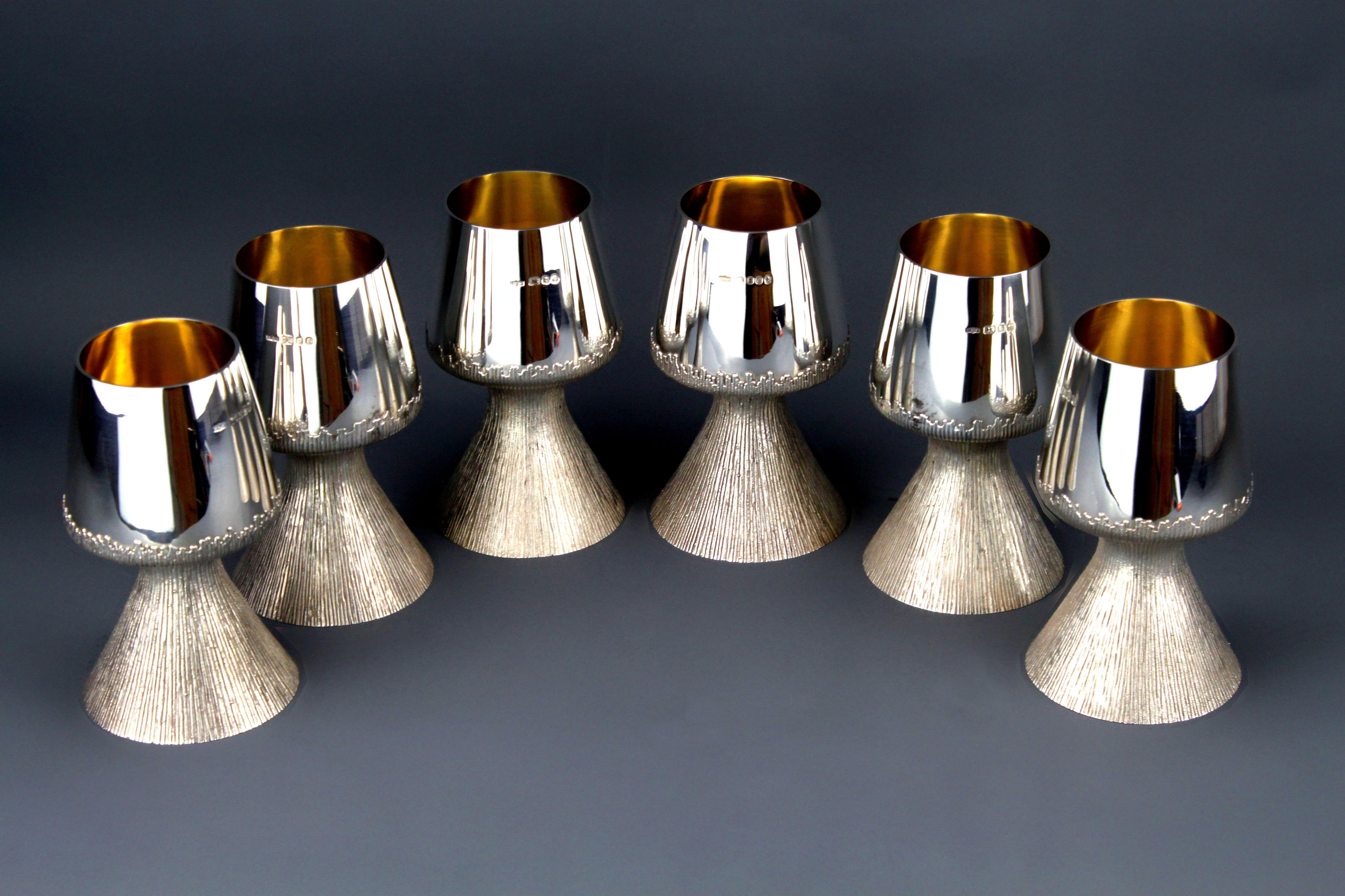 Vintage set of sterling silver decanter and 6 goblets
Made in England, London, 1974
Retailed by: Asprey & Co.
Silver maker: GGM
Fully hallmarked.

Dimensions:
Decanter size: D/H 16 x 21 cm
Weight 921 g
Goblet size: D/H 8 x 14 cm
Weight: