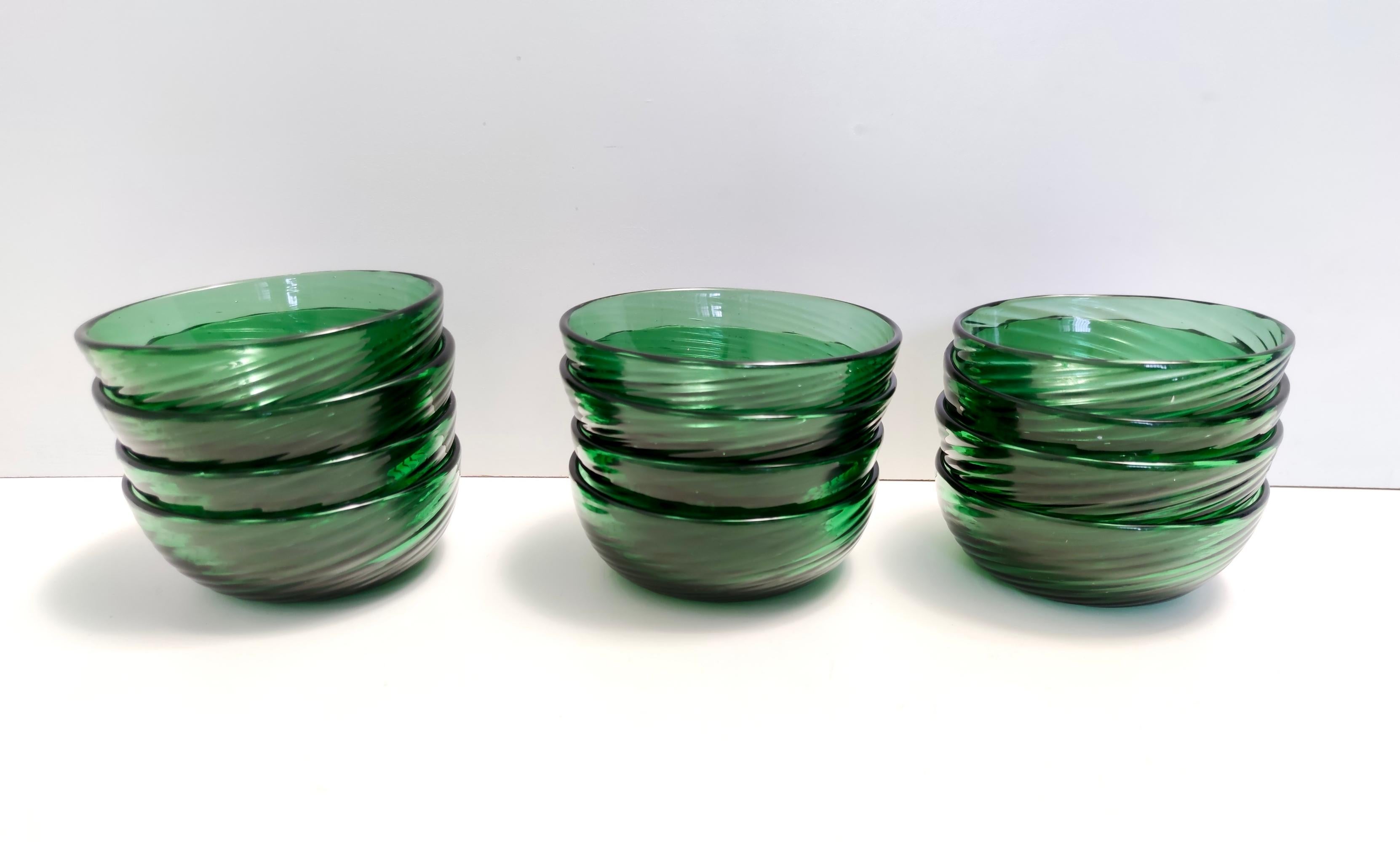 Set von zehn grünen Empoli-Dessertschalen aus geblasenem Glas von Vetreria Etrusca, Vintage (Postmoderne) im Angebot