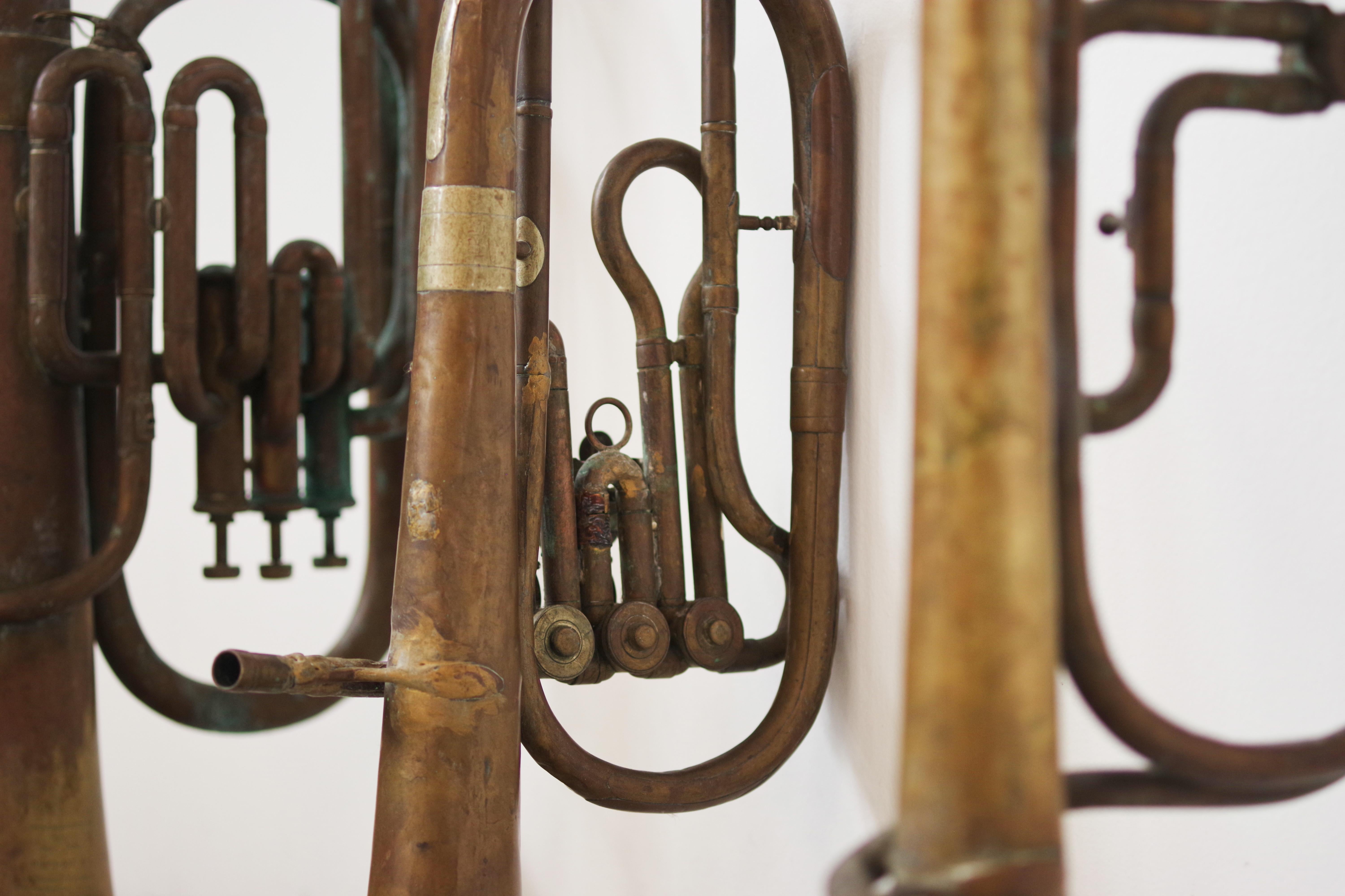 Vintage Set of Three 1940s Copper Trumpets - Antique Musical Instrument Collection

Add a touch of history to your collection with this unique set of three copper trumpets from the 1940s. These vintage instruments, with their authentic patina and