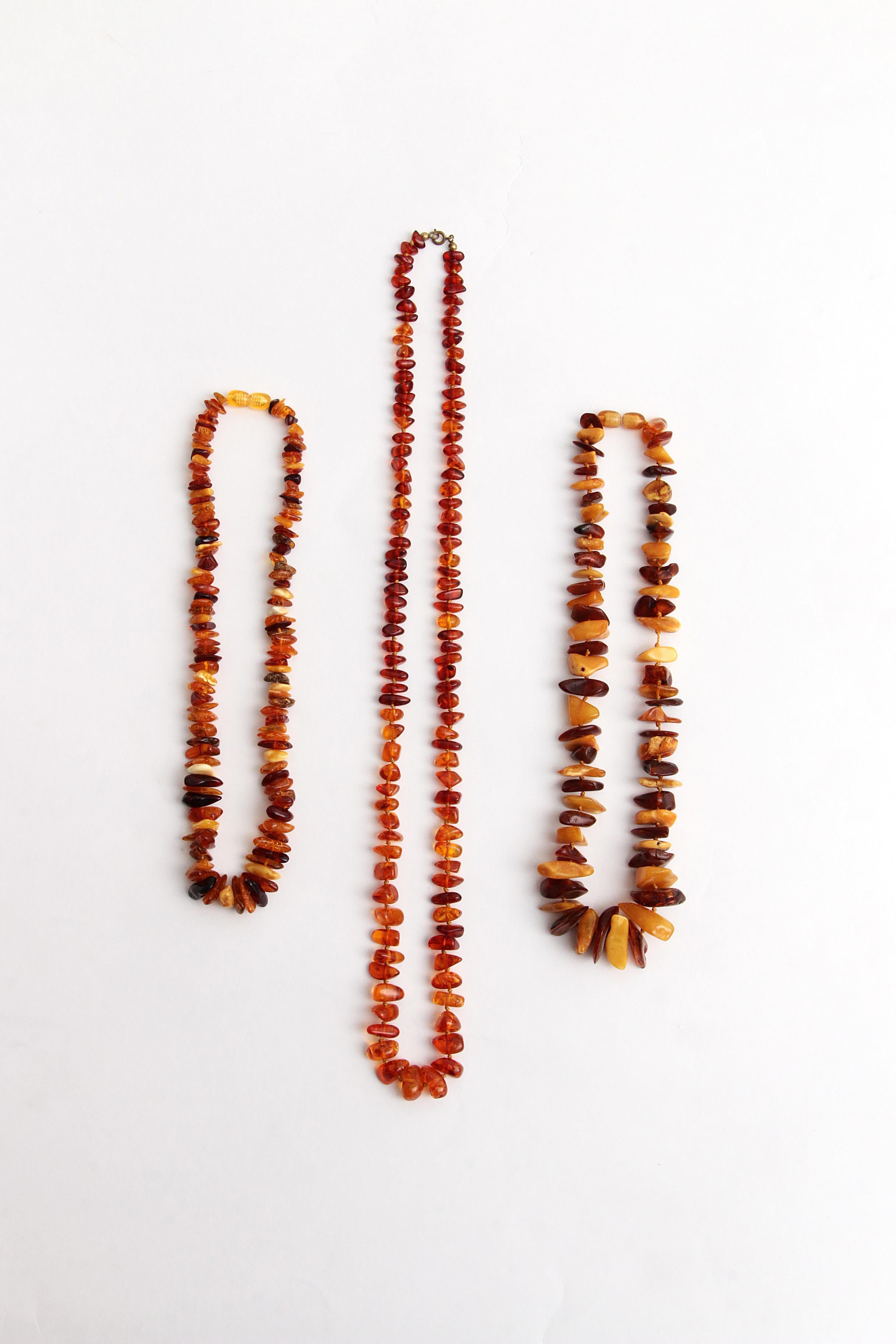 Do you also want to wear something nice and especially something that others don't have, this might be something for you.

These are three amber necklaces strung with irregular pieces of amber.

The closure also fits very well with the
