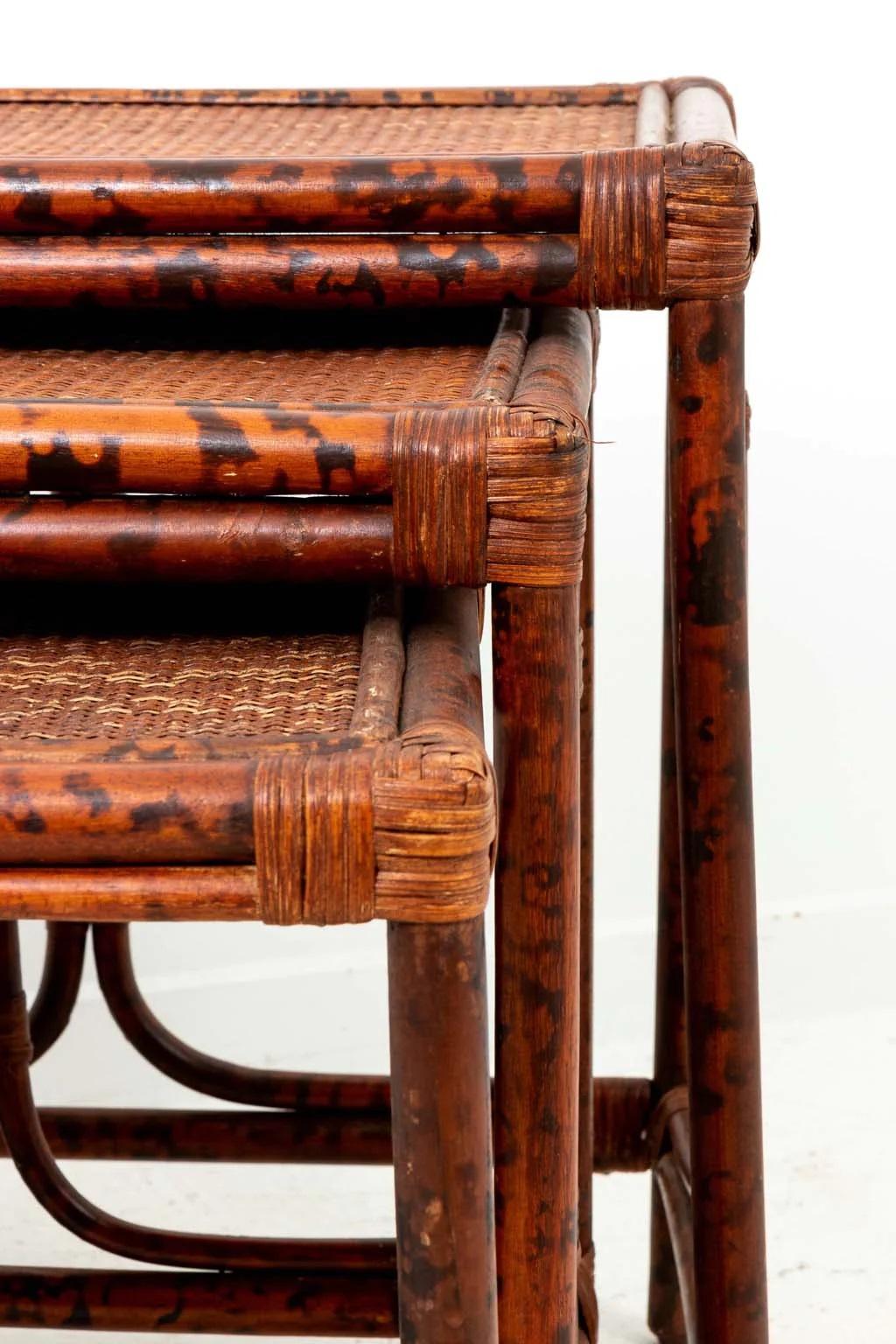 Inconnu Ensemble vintage de trois tables gigognes en bambou et rotin en vente