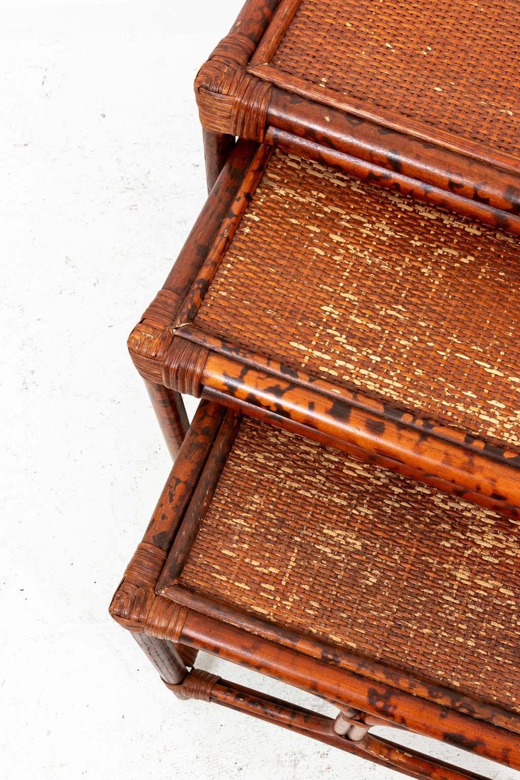 Ensemble vintage de trois tables gigognes en bambou et rotin Bon état - En vente à New York, NY