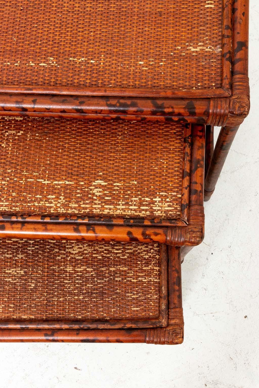 20ième siècle Ensemble vintage de trois tables gigognes en bambou et rotin en vente