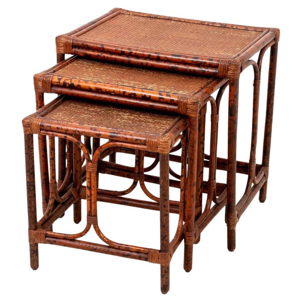 Ensemble vintage de trois tables gigognes en bambou et rotin en vente
