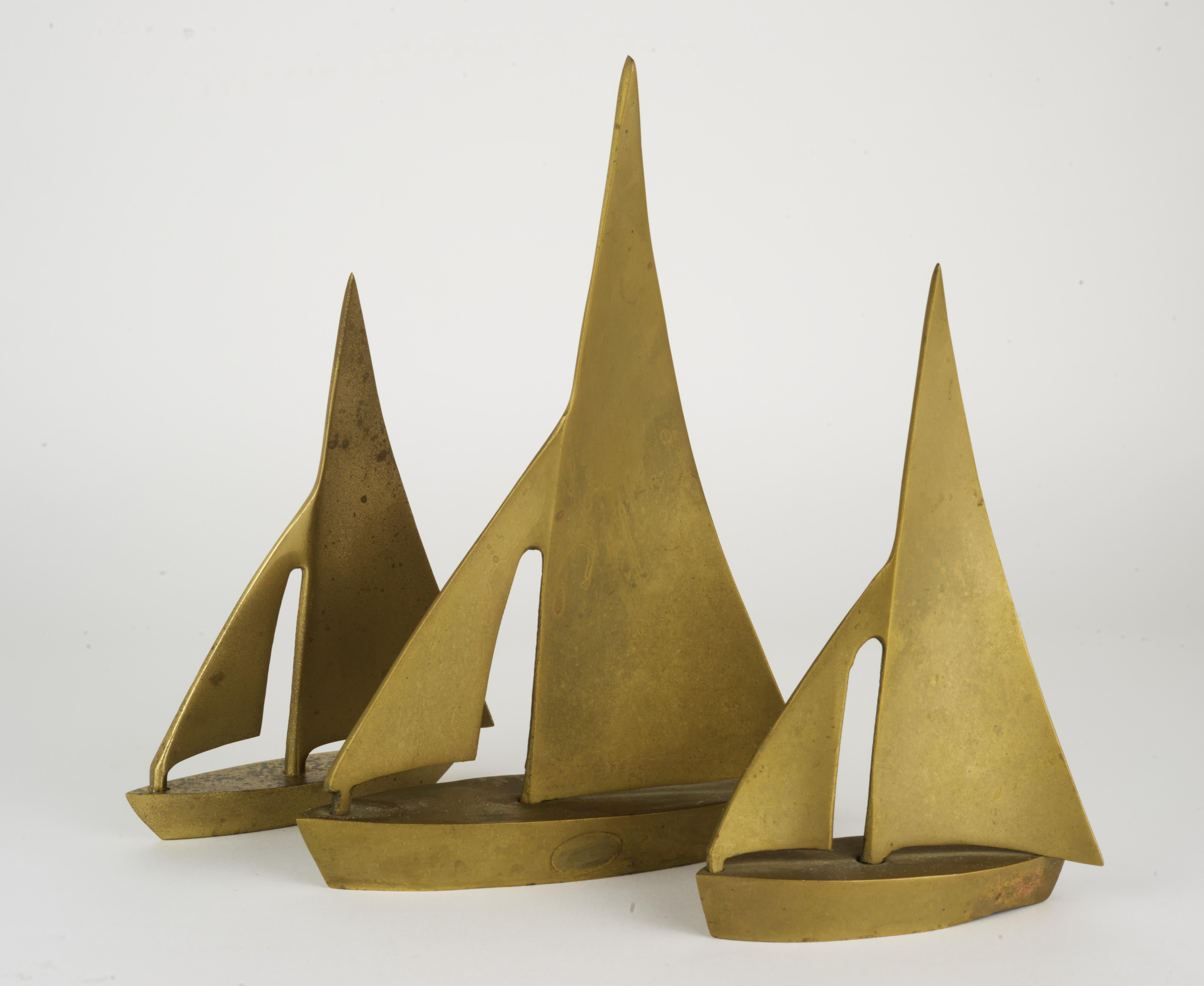  Il set di tre pesanti barche a vela in ottone di diverse dimensioni è stato prodotto nella seconda metà del secolo scorso. 

I pezzi sono in buone condizioni vintage con una bella patina; una delle barche più piccole ha dei resti dell'adesivo