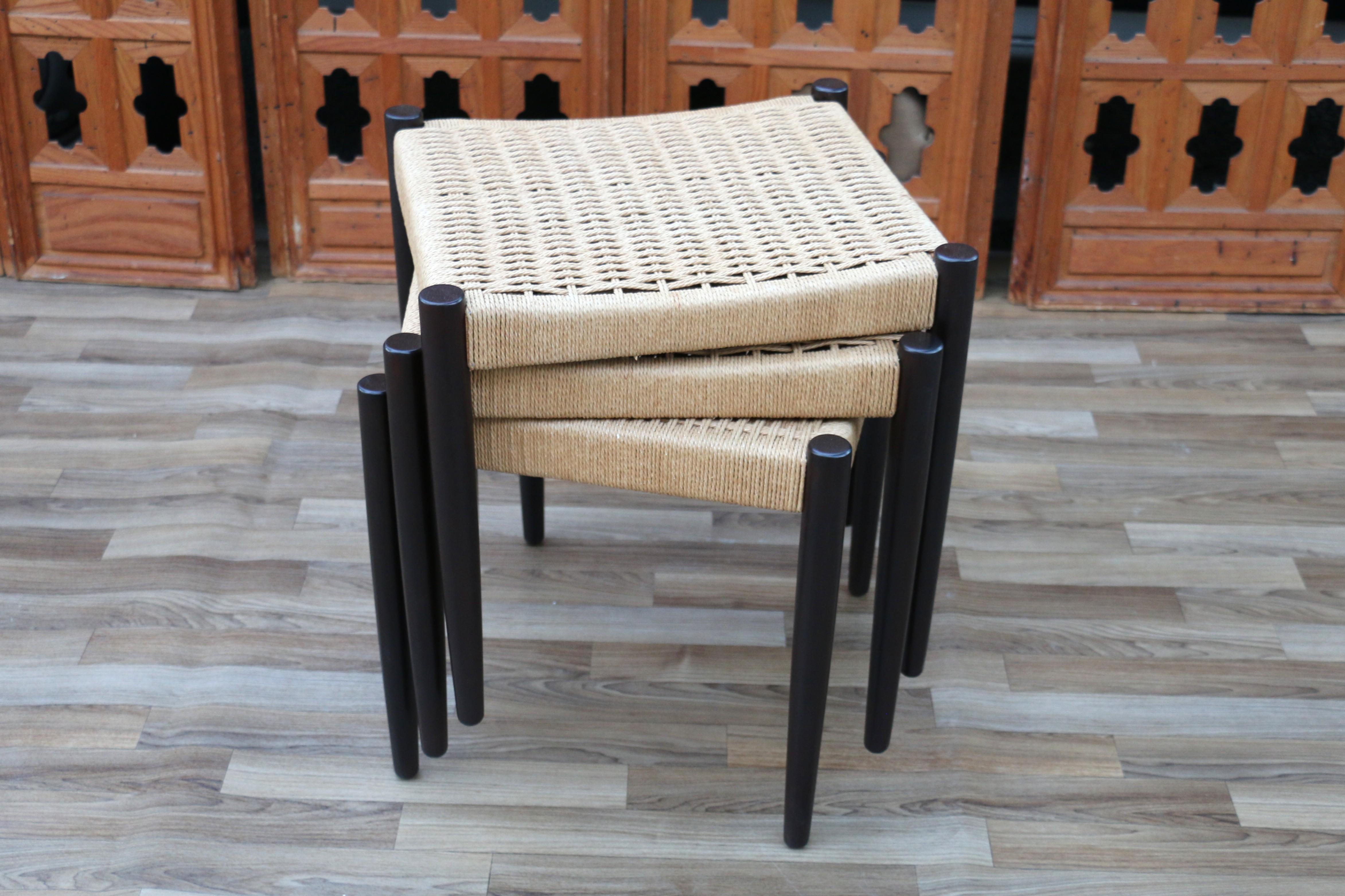 Conjunto vintage de tres taburetes daneses de teca y cuerda de papel Años 50 en venta 8