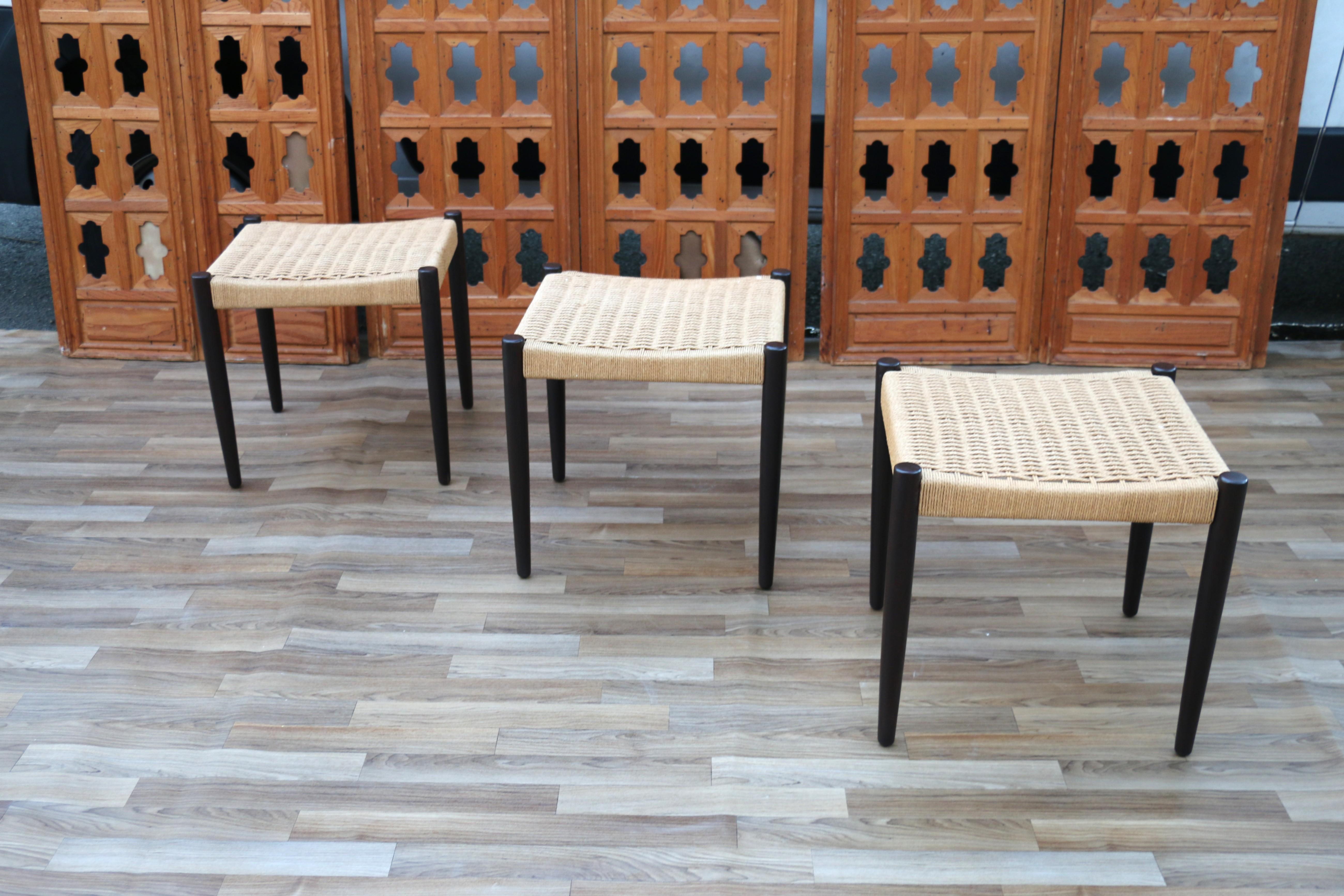 Conjunto vintage de tres taburetes daneses de teca y cuerda de papel Años 50 Danés en venta