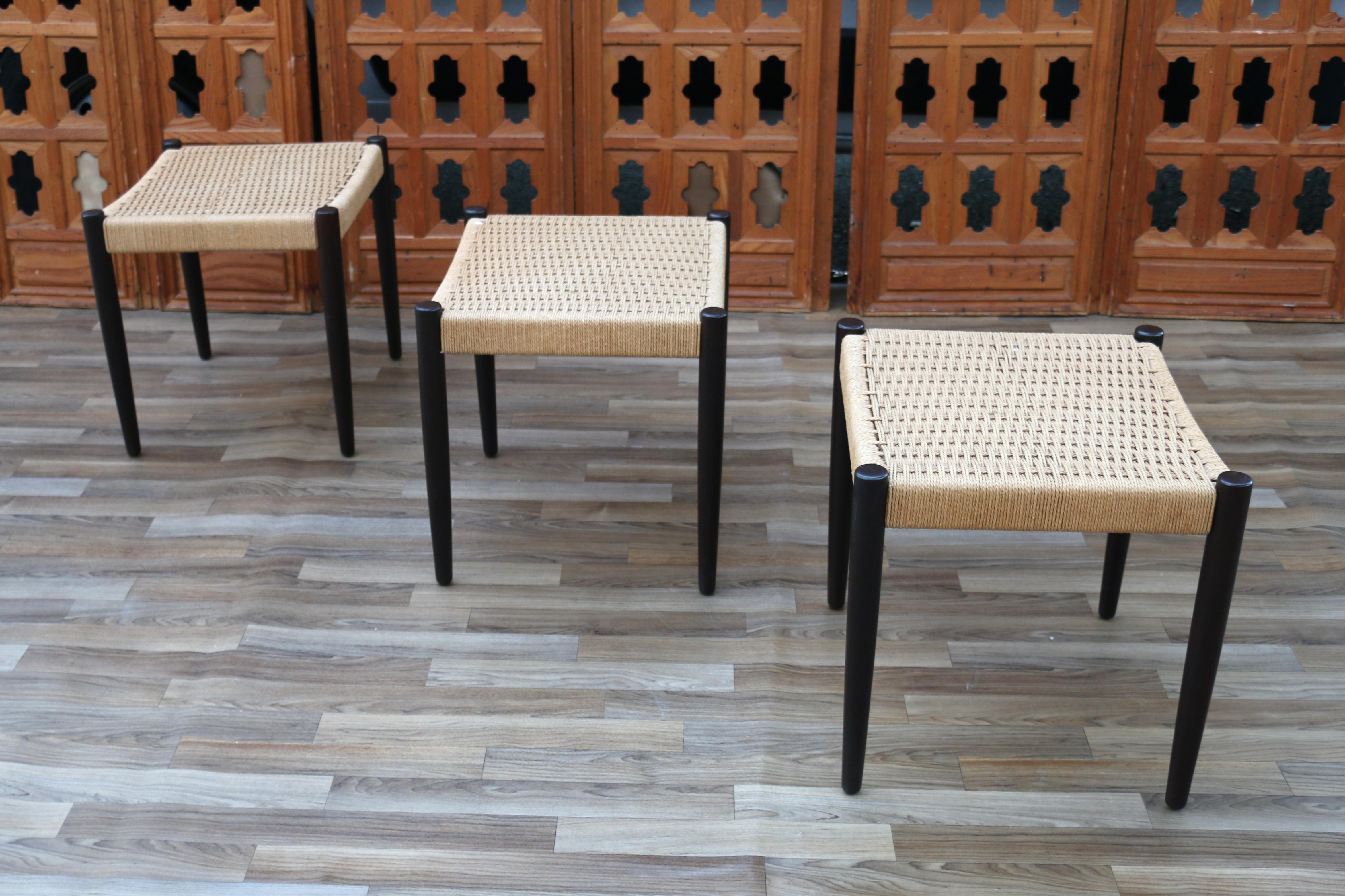 Conjunto vintage de tres taburetes daneses de teca y cuerda de papel Años 50 siglo XVIII y antes en venta