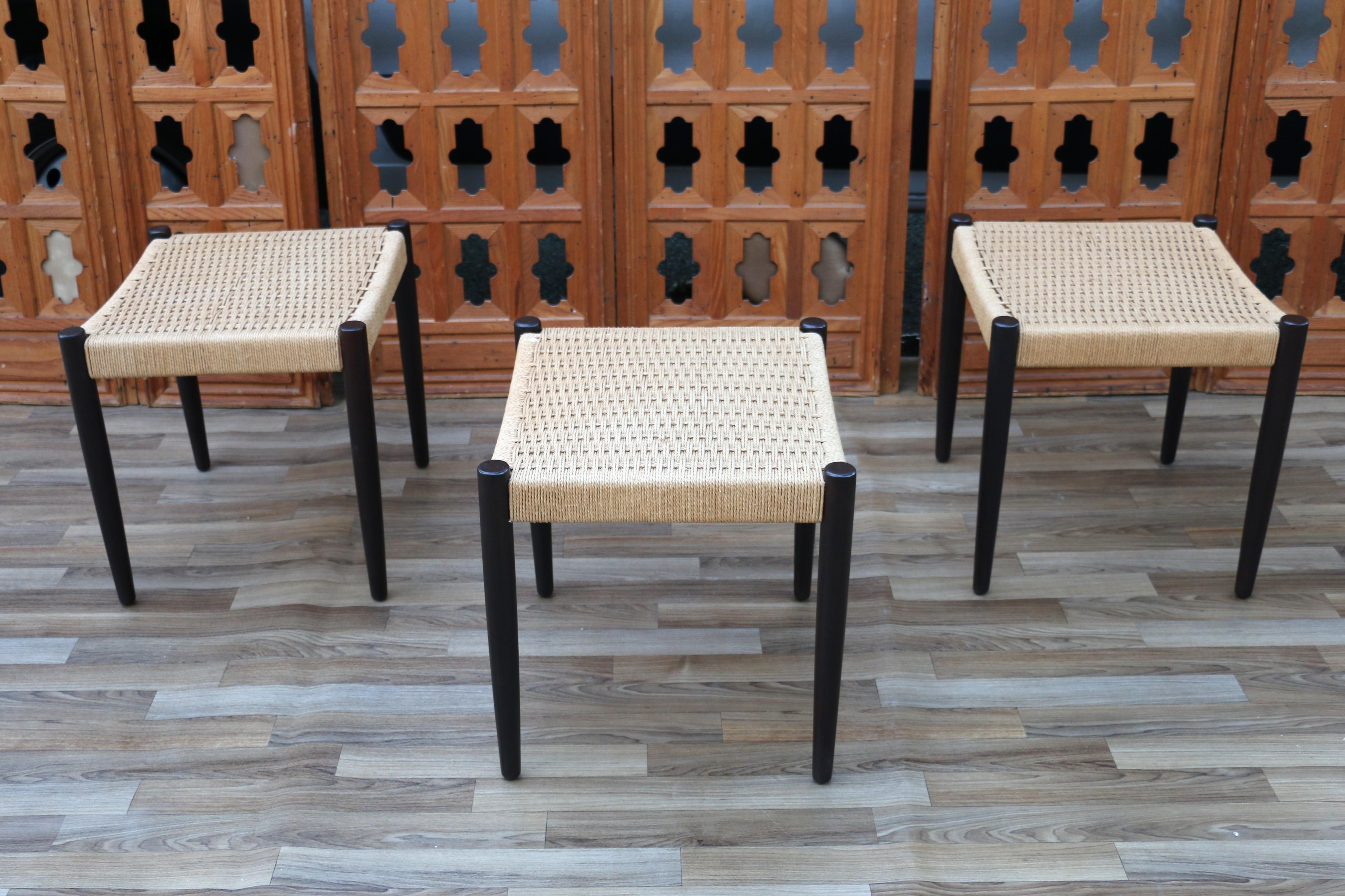 Conjunto vintage de tres taburetes daneses de teca y cuerda de papel Años 50 en venta 1