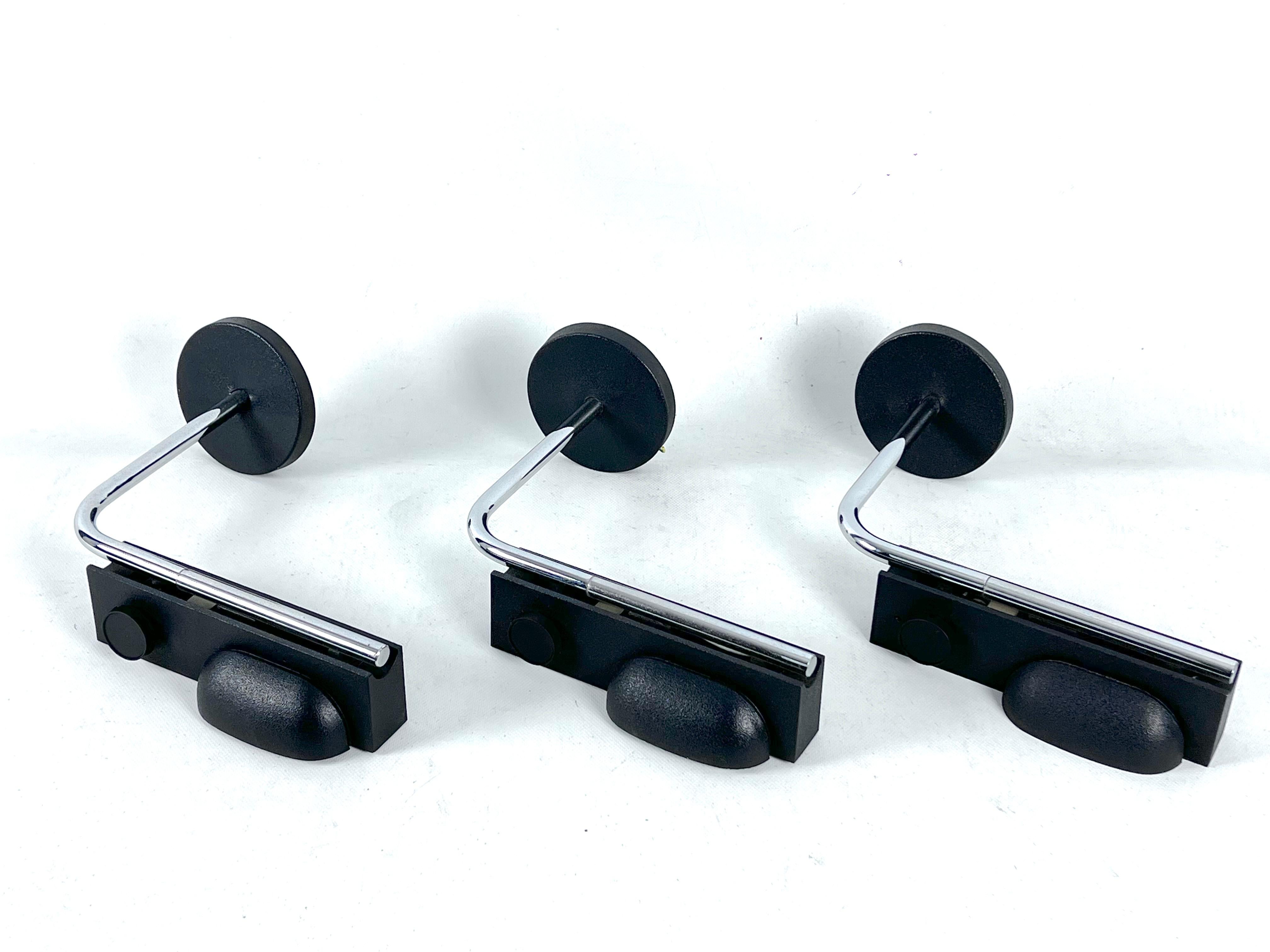 Ottime condizioni vintage con normali tracce di età e utilizzo per questo set di tre lampade da parete dimmerabili disegnate da Ernesto Gismondi e prodotte in Italia da Artemide negli anni '80. Funziona completamente con gli standard UE, adattabile
