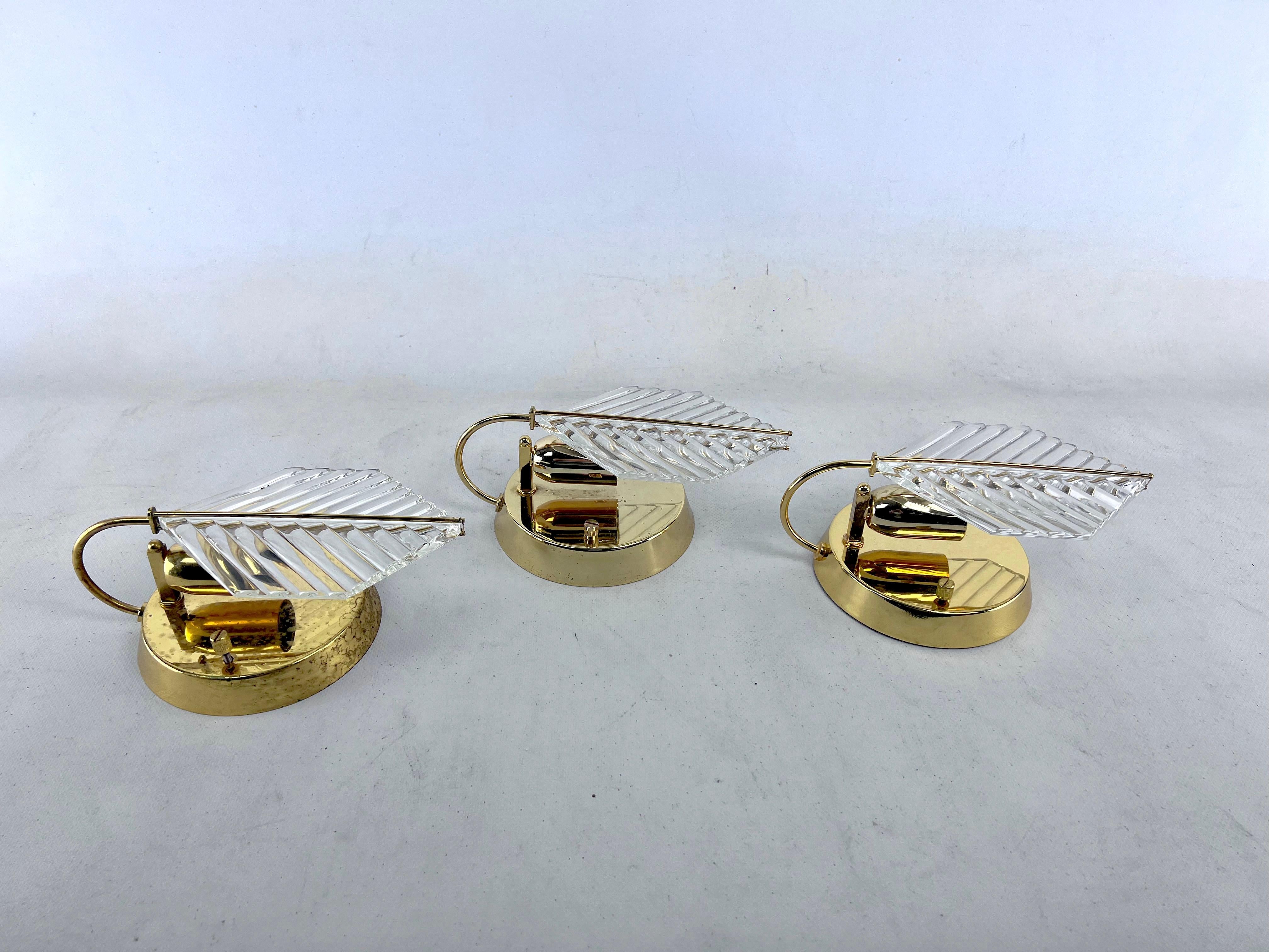 Vintage set of three sconces in brass and glass by Zero Quattro. Italy 1970s In Good Condition For Sale In Catania, CT