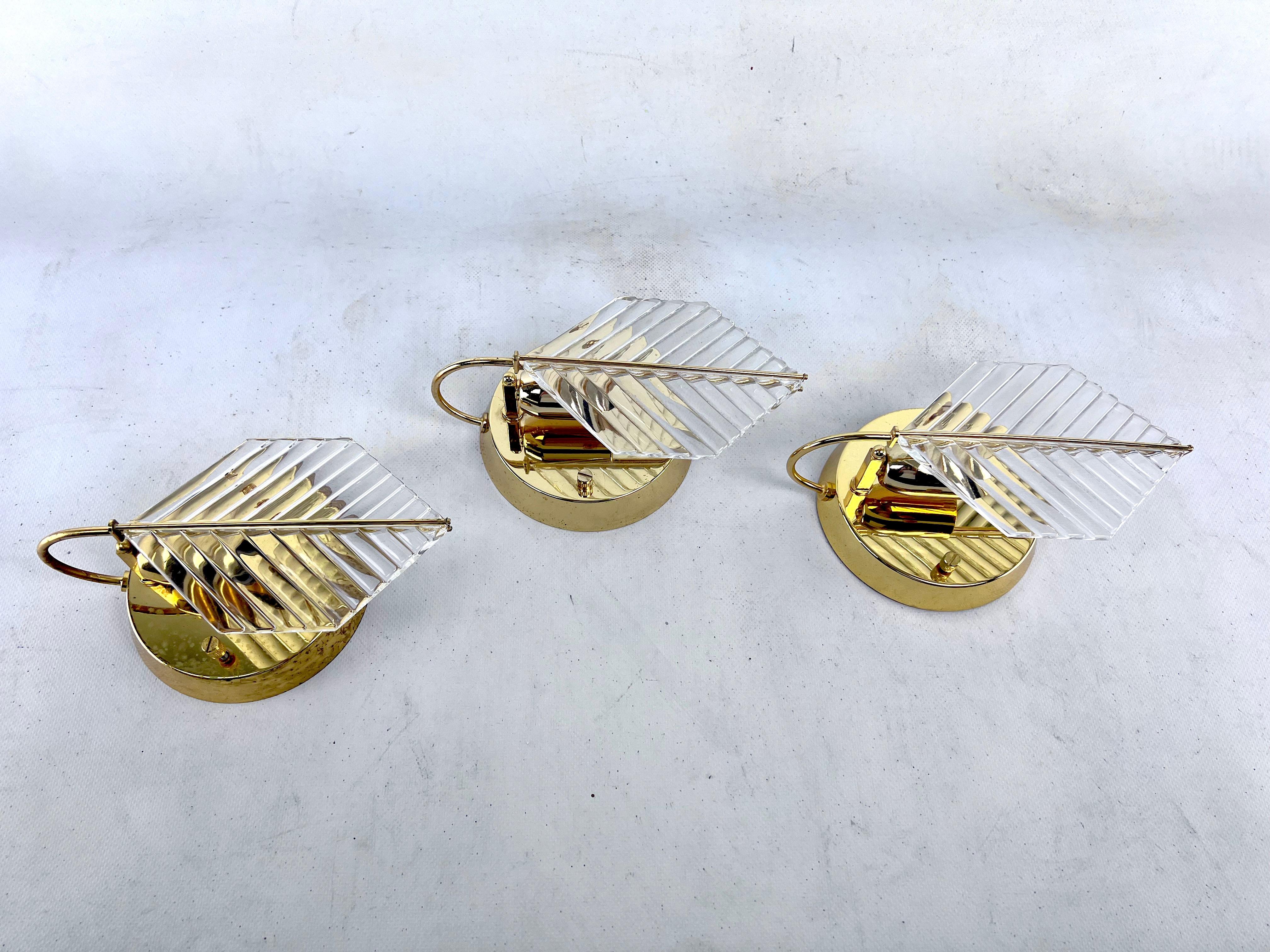 Late 20th Century Vintage set of three sconces in brass and glass by Zero Quattro. Italy 1970s For Sale
