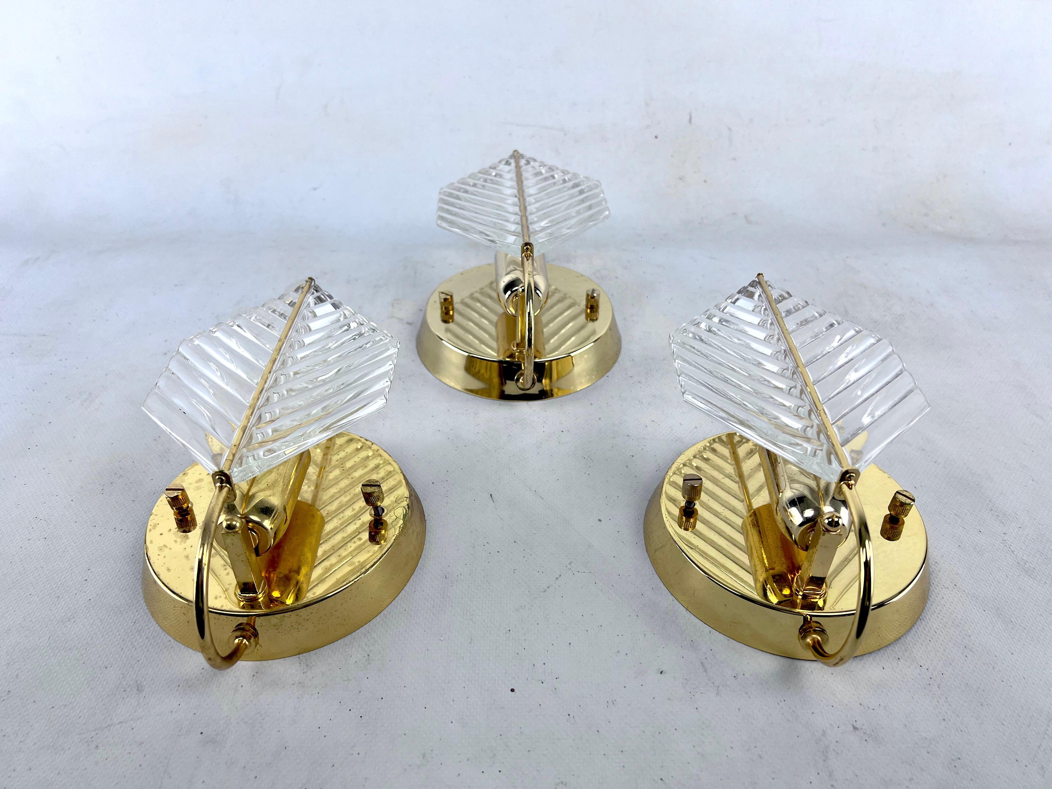 Vintage set of three sconces in brass and glass by Zero Quattro. Italy 1970s For Sale 1